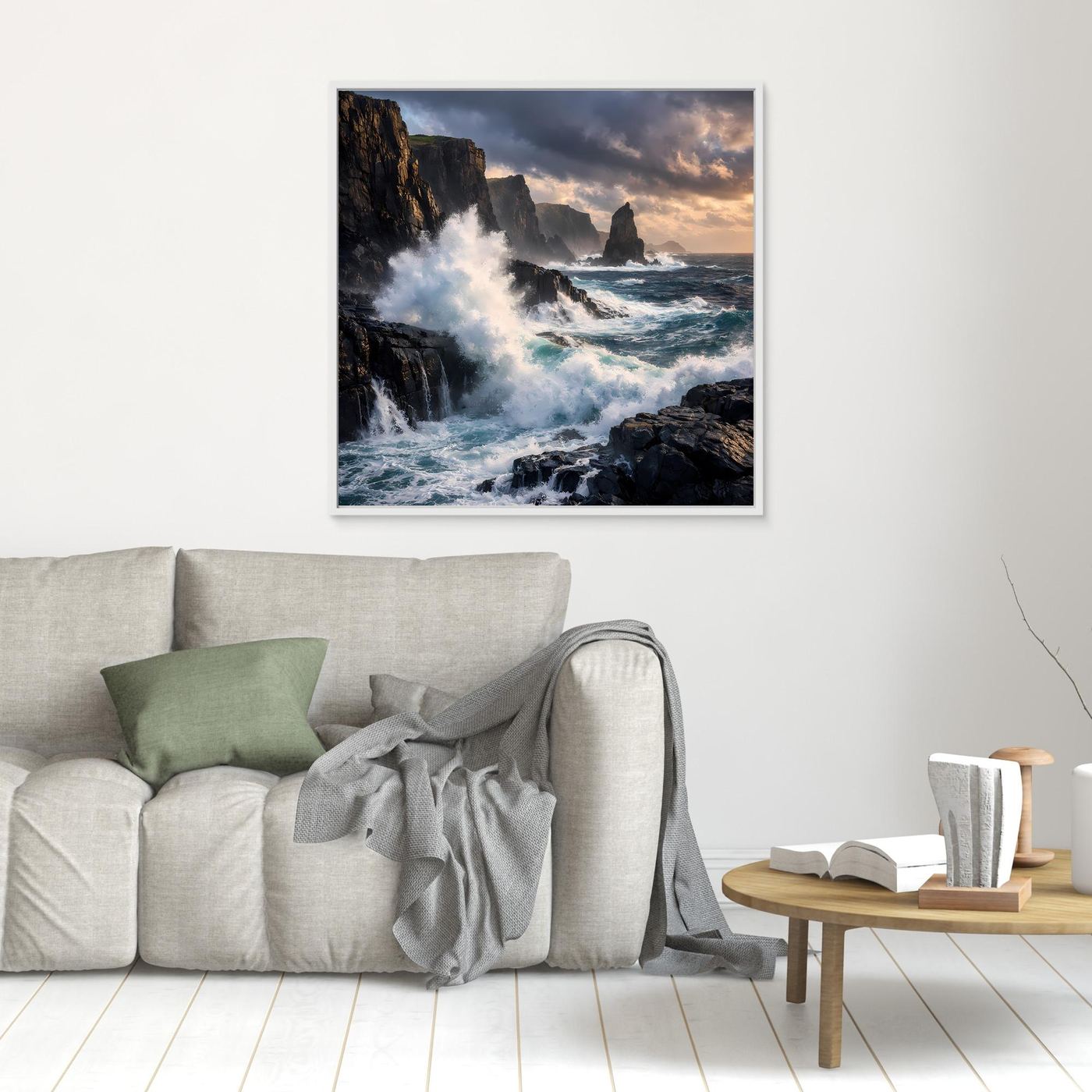 Kleines Leinwandbild mit felsiger Küste und aufgewühltem Meer, weißer Rahmen