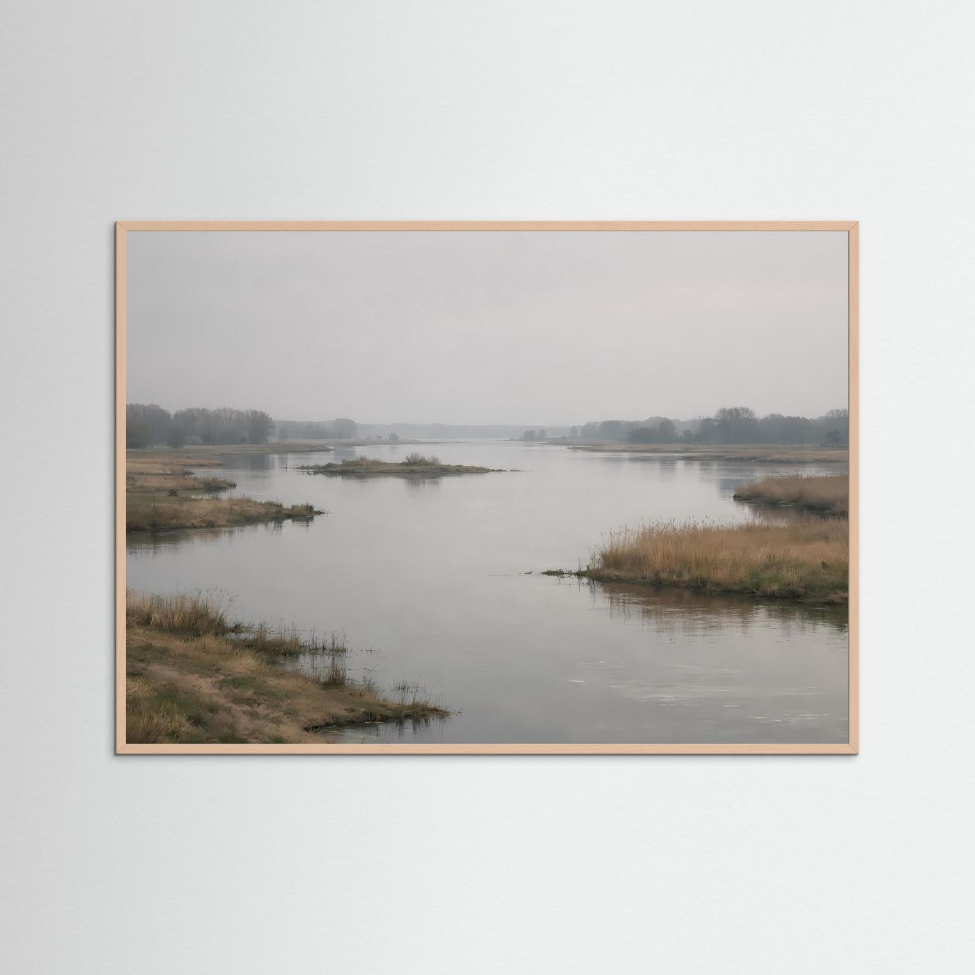 Gerahmtes Poster mit Flusslandschaft und hellem Holzrahmen