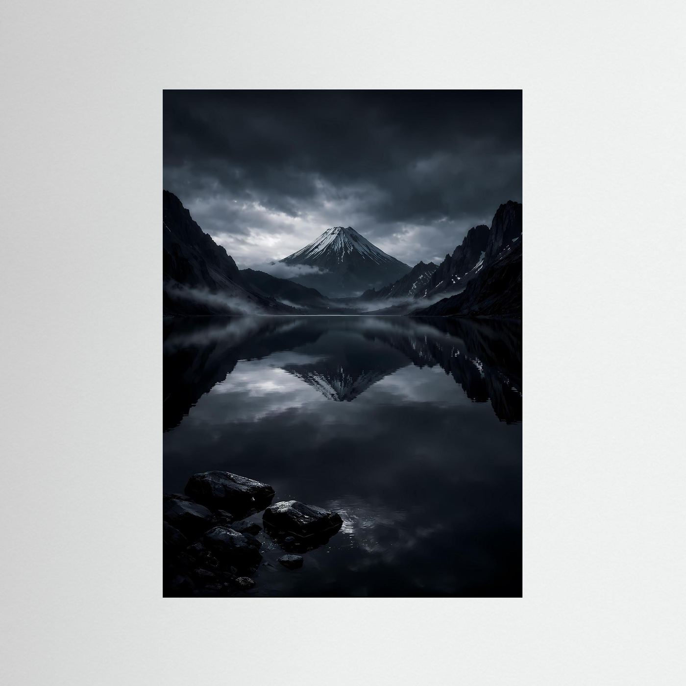 Poster Vulkankegel am Obsidian-See | Majestätisches Bergsee Wandbild