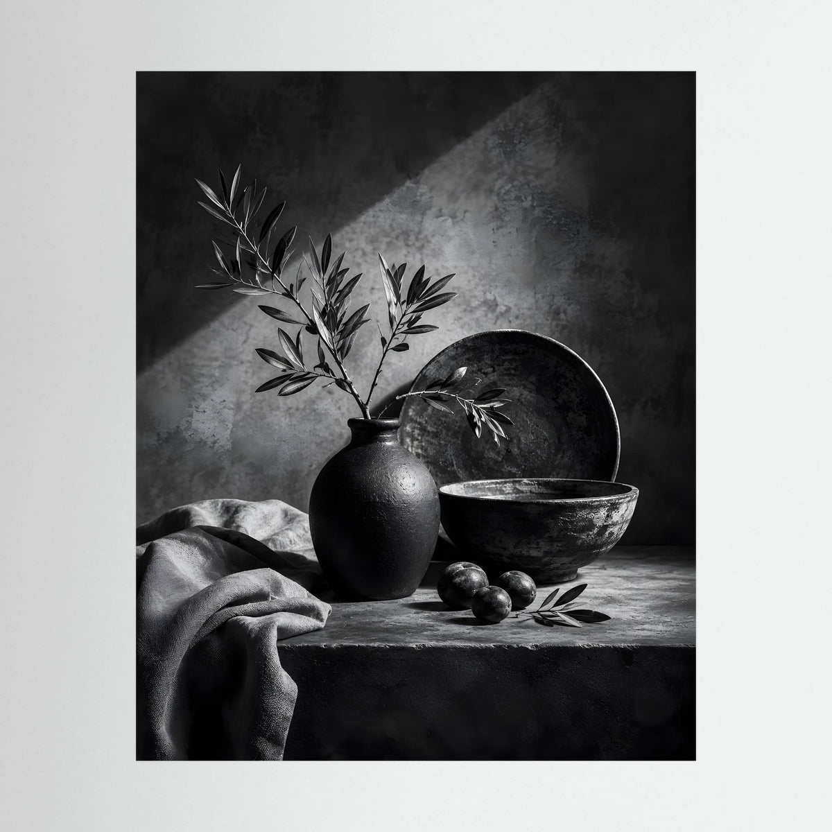 Hochformatiges Schwarz-Weiß-Wandposter: Olivenzweig in Vase, Schale und Tuch