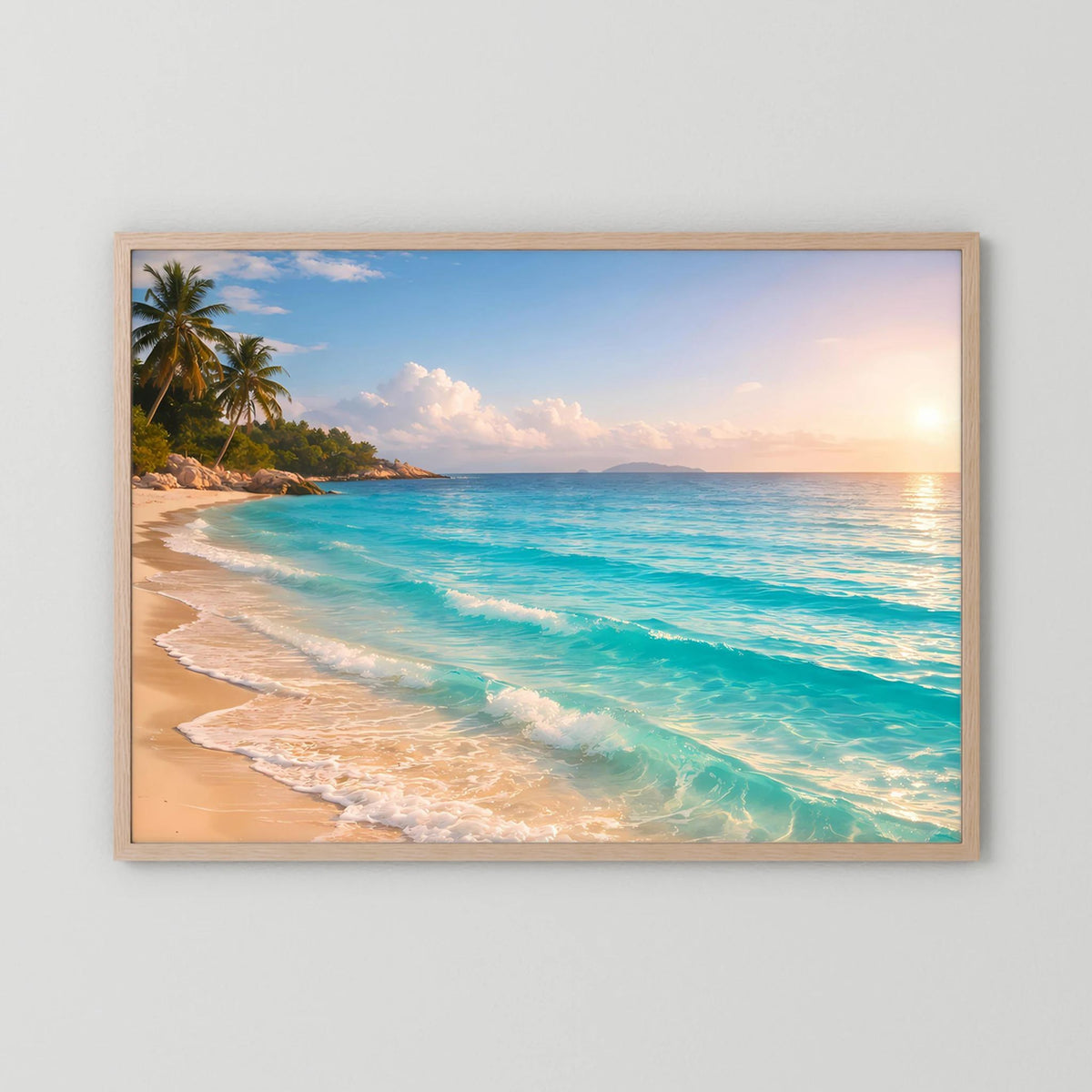 Gerahmtes Wandposter in hellem Holzrahmen: tropischer Strand bei Sonnenaufgang und türkisfarbenes Meer