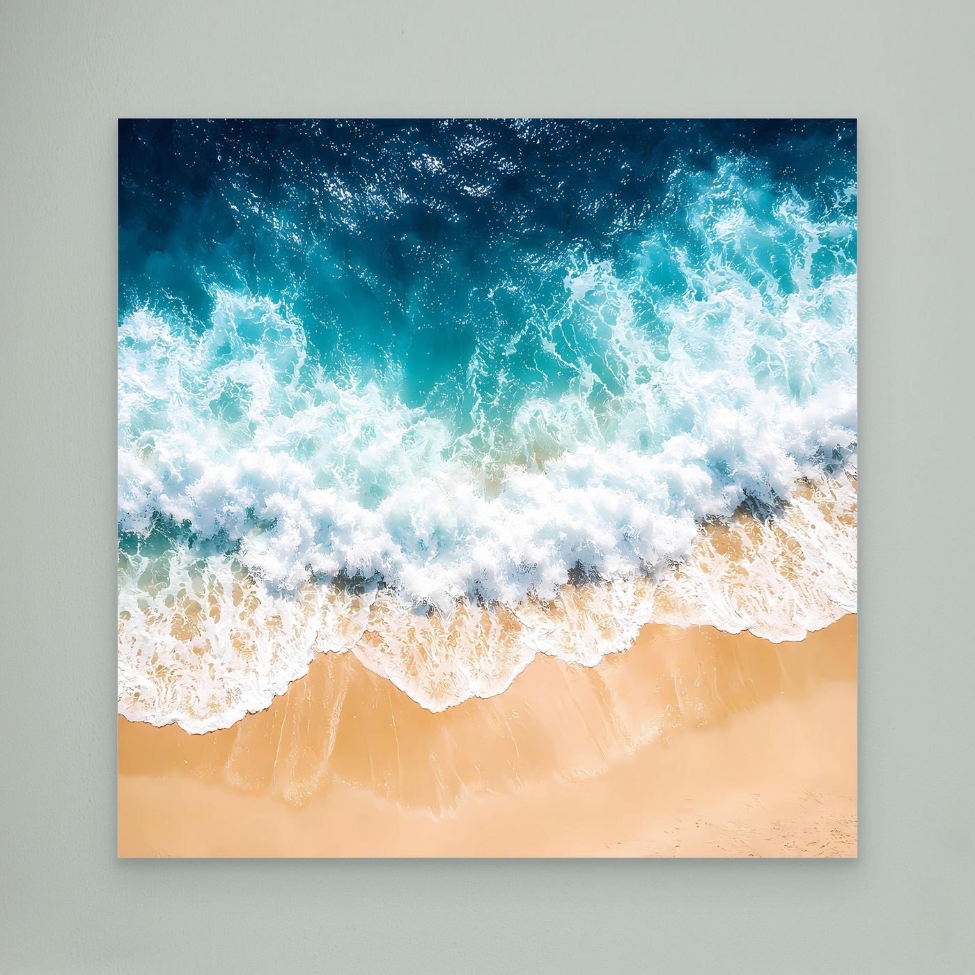 Leinwandbild mit türkisfarbenen Meereswellen und beigem Sandstrand, ohne sichtbaren Rahmen