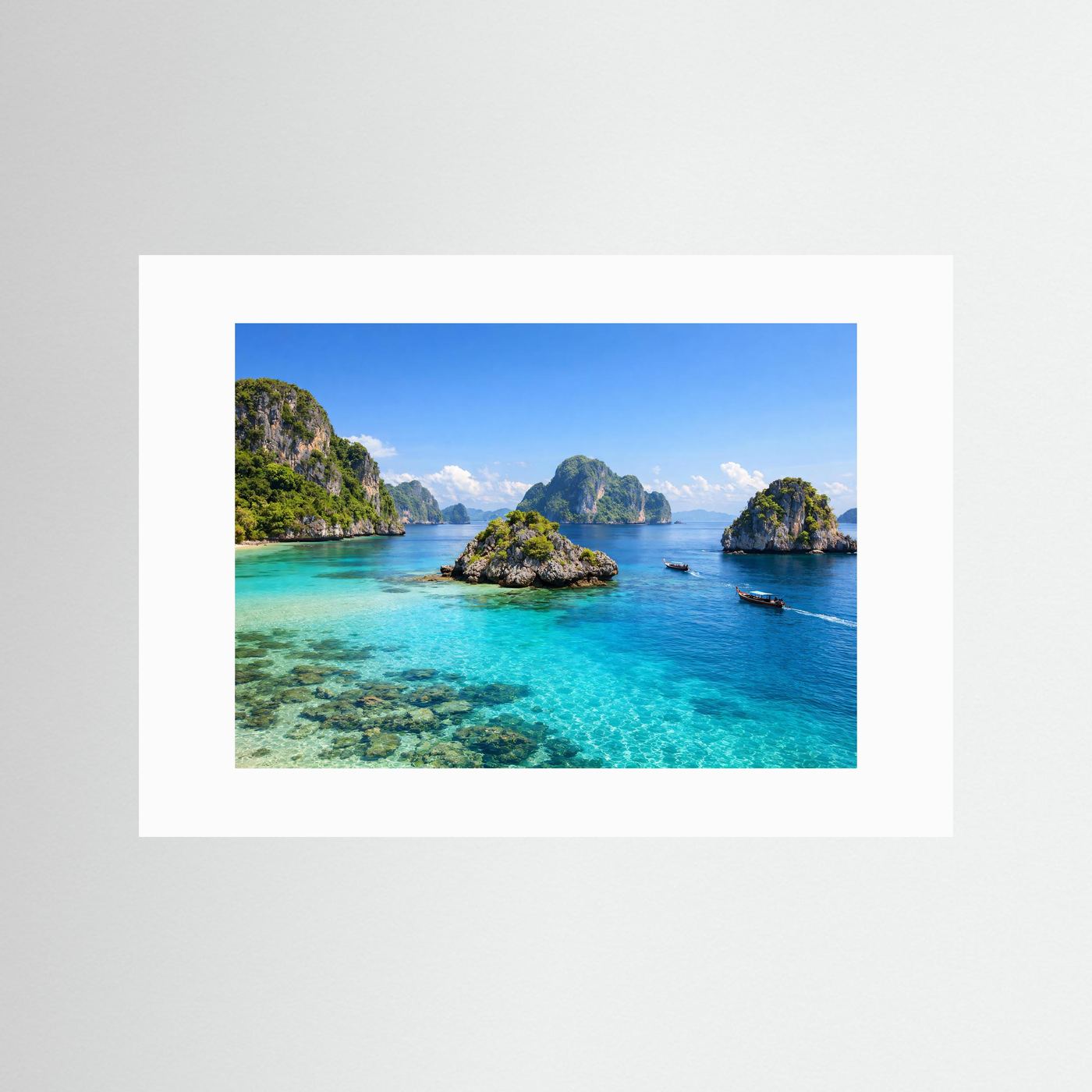 Poster im Querformat mit weißem Rand: türkisfarbenes Meer, Felsinseln und kleine Boote