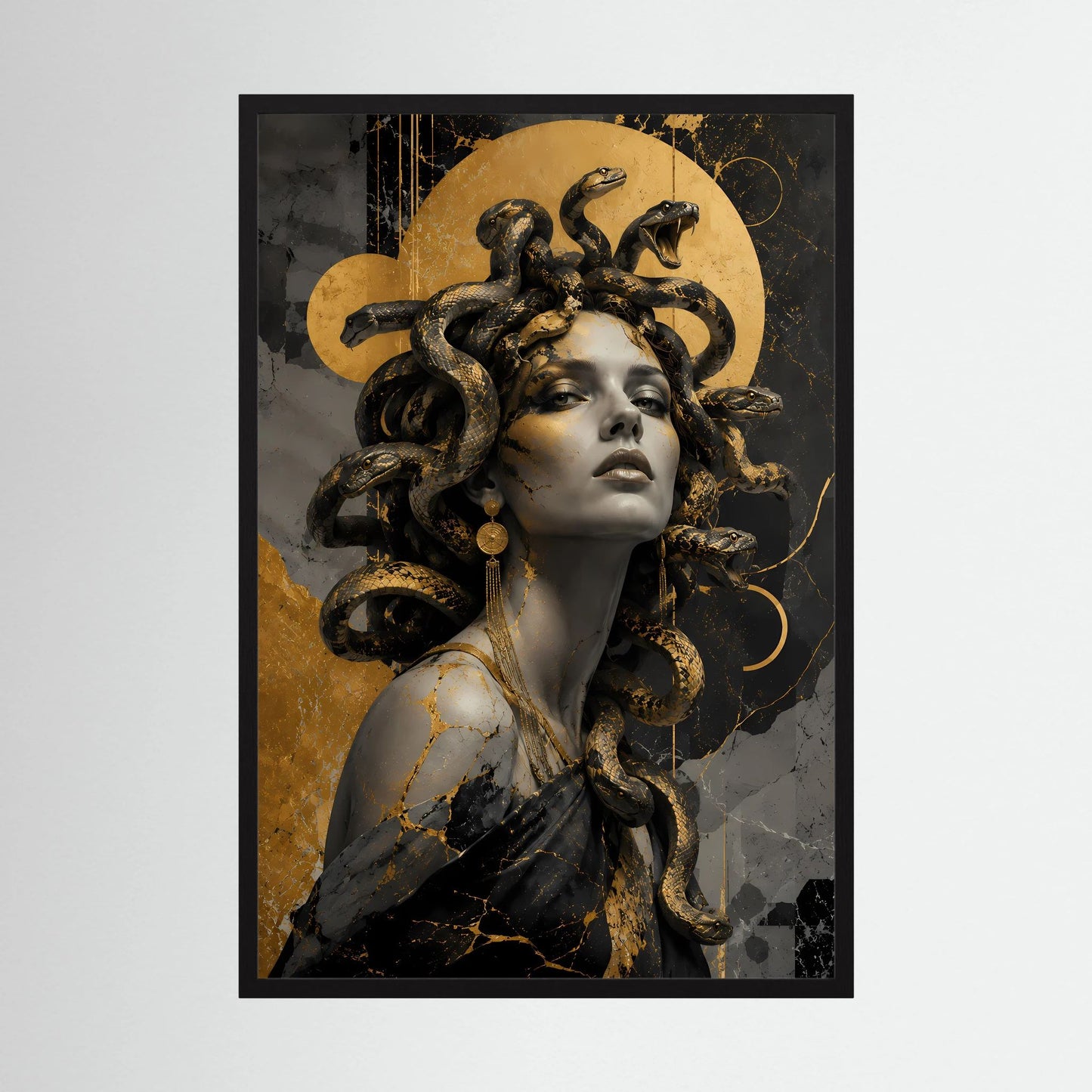 Medusa in Schwarz und Gold | Mystische Frau mit Schlangen | Poster Hochformat