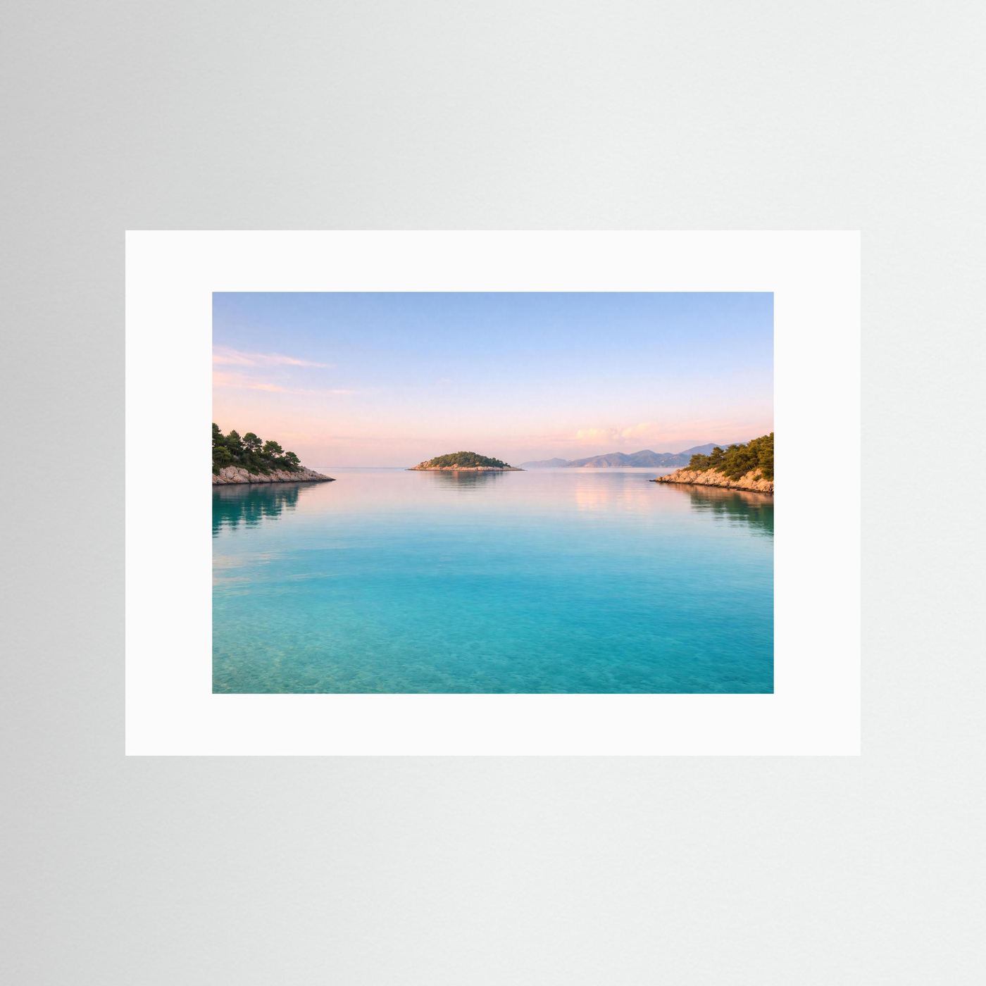Küstenposter im Querformat mit weißem Passepartout, türkisblaues Wasser und Inseln