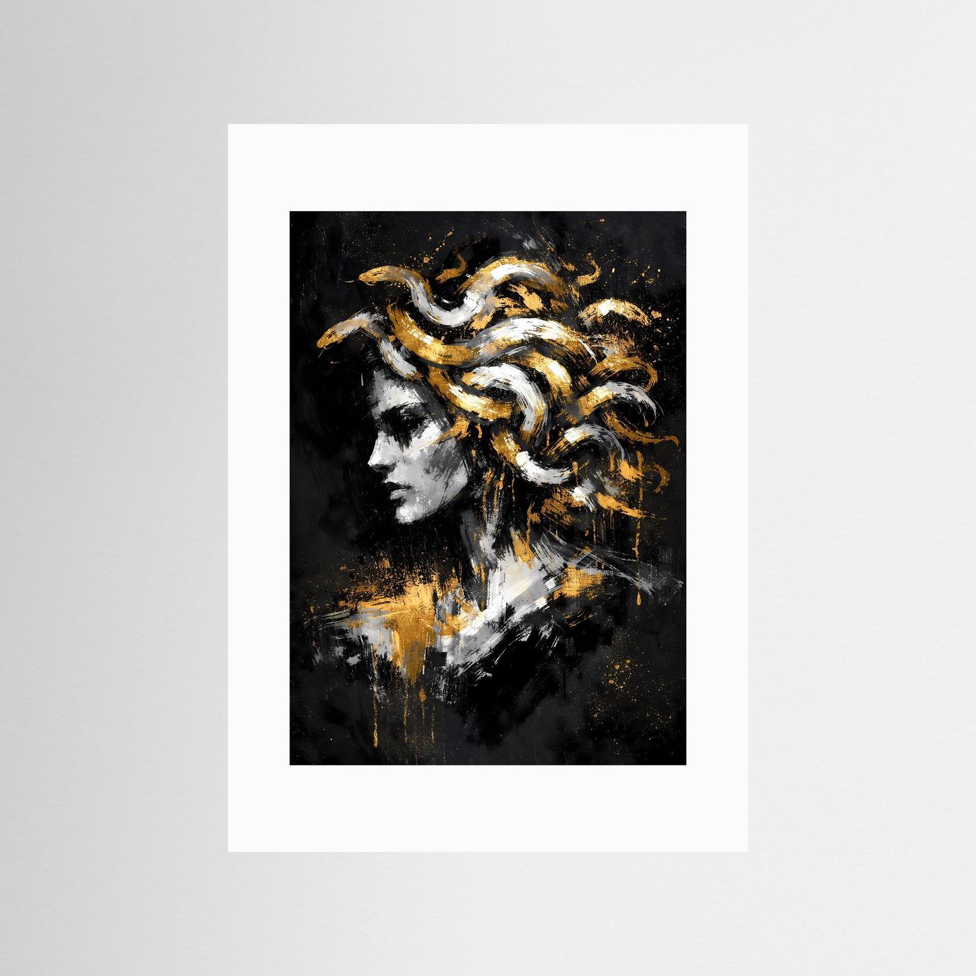Hochformatiges Wandbild mit weißem Passepartout: Medusa-Profil mit goldenen Schlangen, abstrakt.