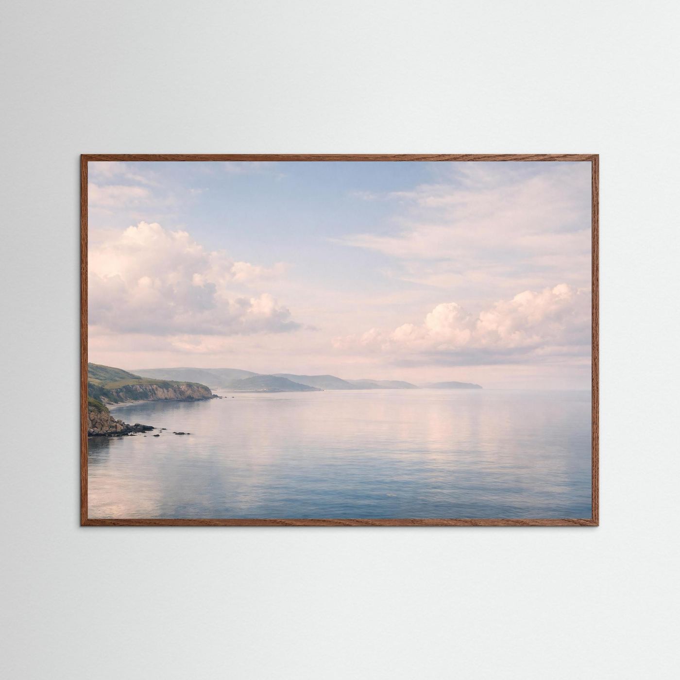 Panorama-Meerposter im Querformat mit dunklem Eichenrahmen: Wasser, Küste und wolkiger Himmel