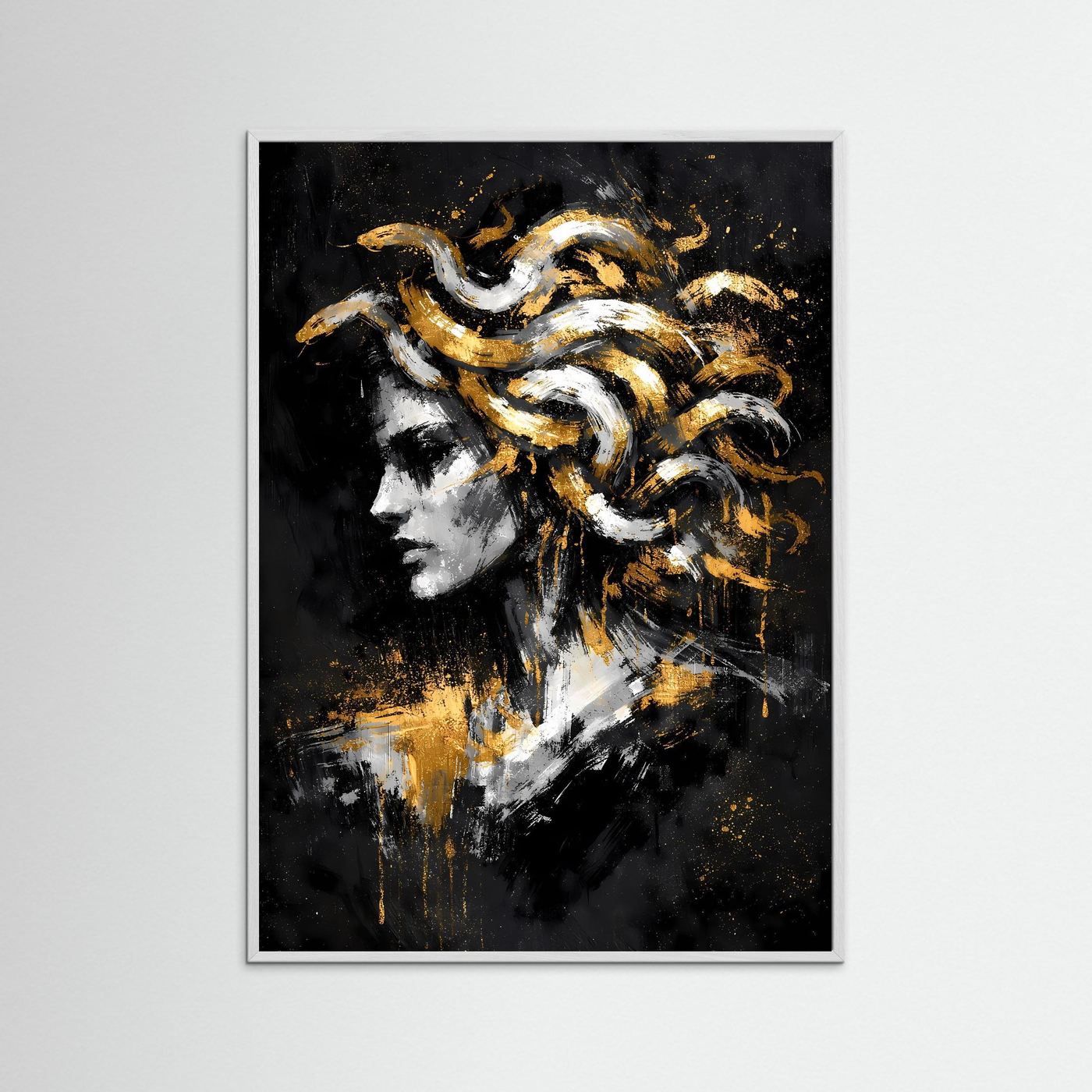 Hochformatiges Wandbild im grauen Rahmen: Medusa-Profil mit goldenen Schlangen, abstraktes Motiv.