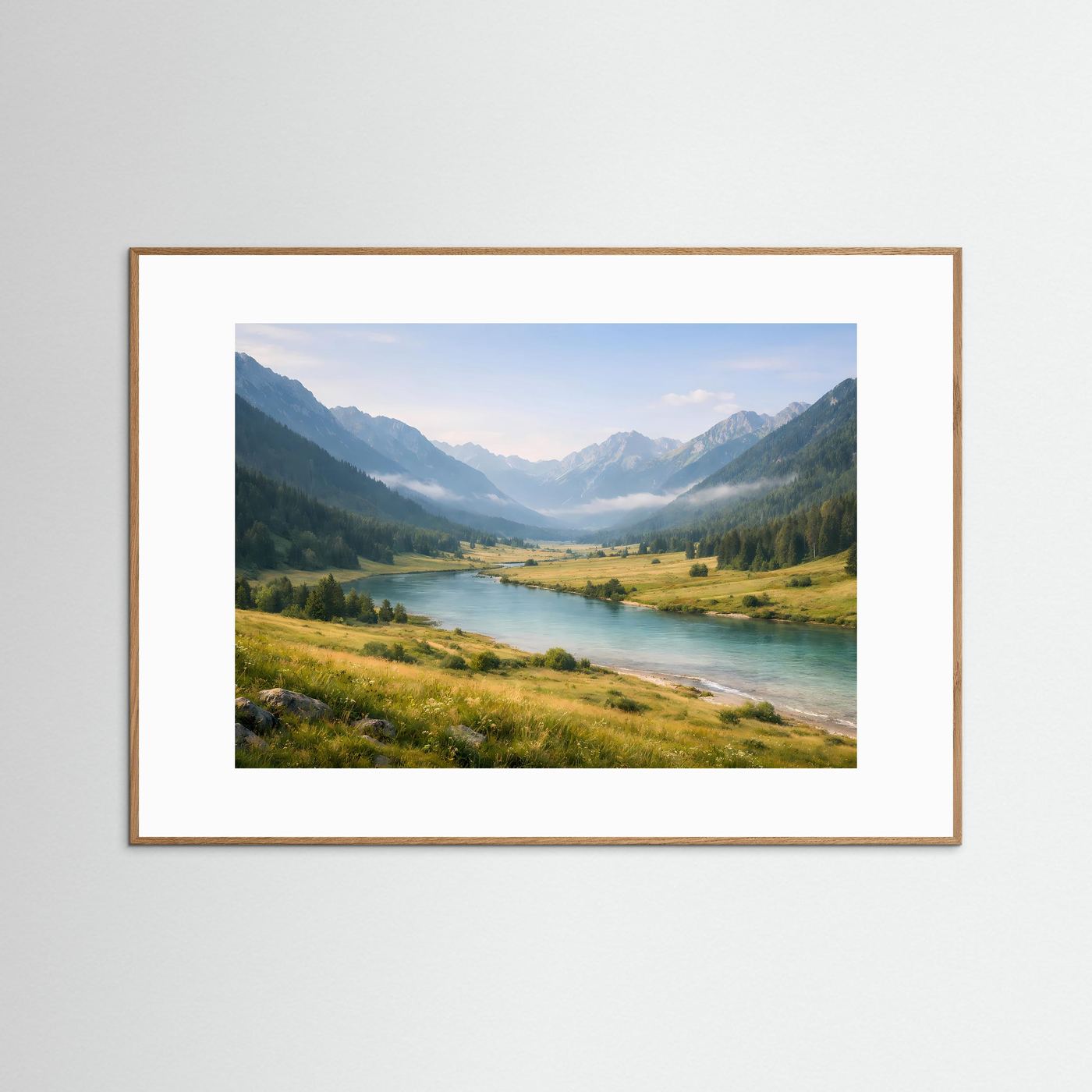 Bergtal Poster | Kristallklarer Fluss zwischen Alpen | Panorama Landschaft Fotografie | Natur Wandbild mit Bergen und Wiesen