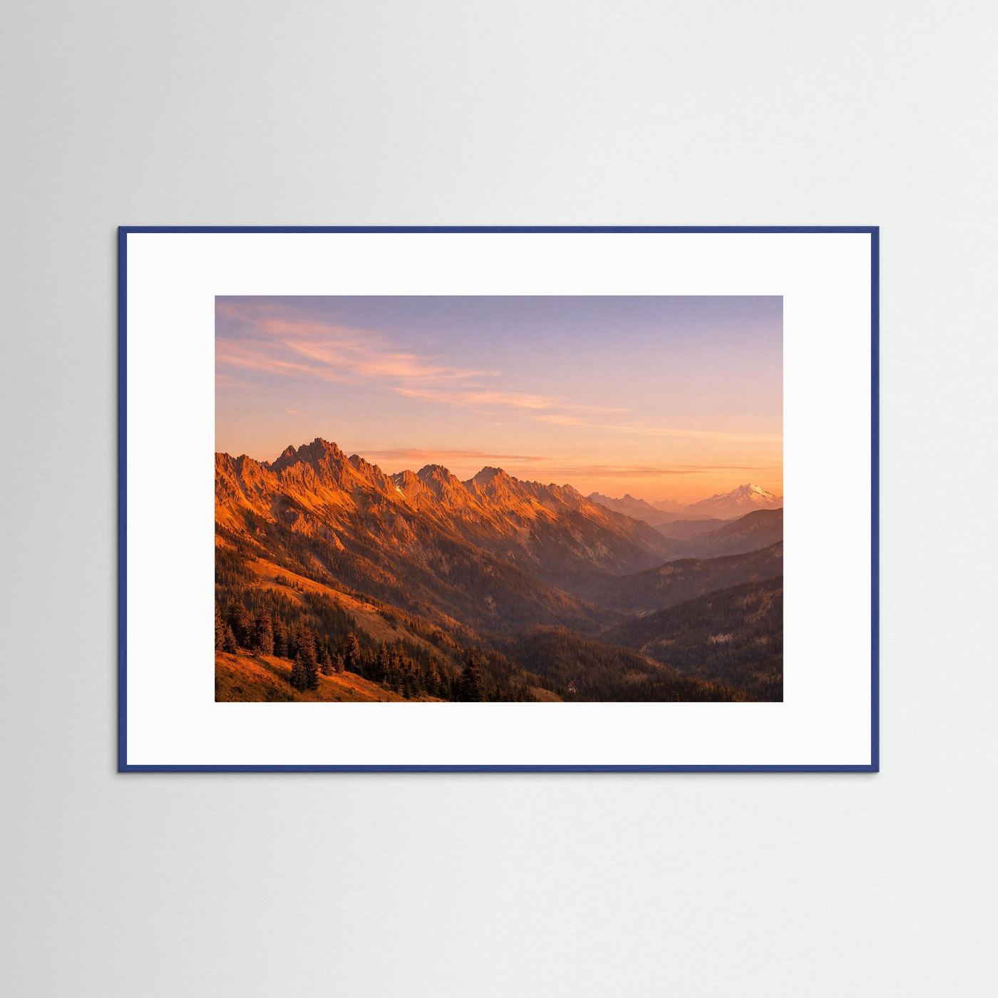 Berglandschafts-Poster Querformat mit Sonnenuntergang über Bergmassiven, blauer Rahmen