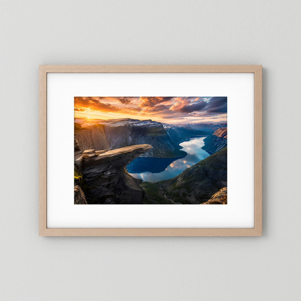 Querformat Poster mit Fjord- und Felsenlandschaft im hellen Holzrahmen.