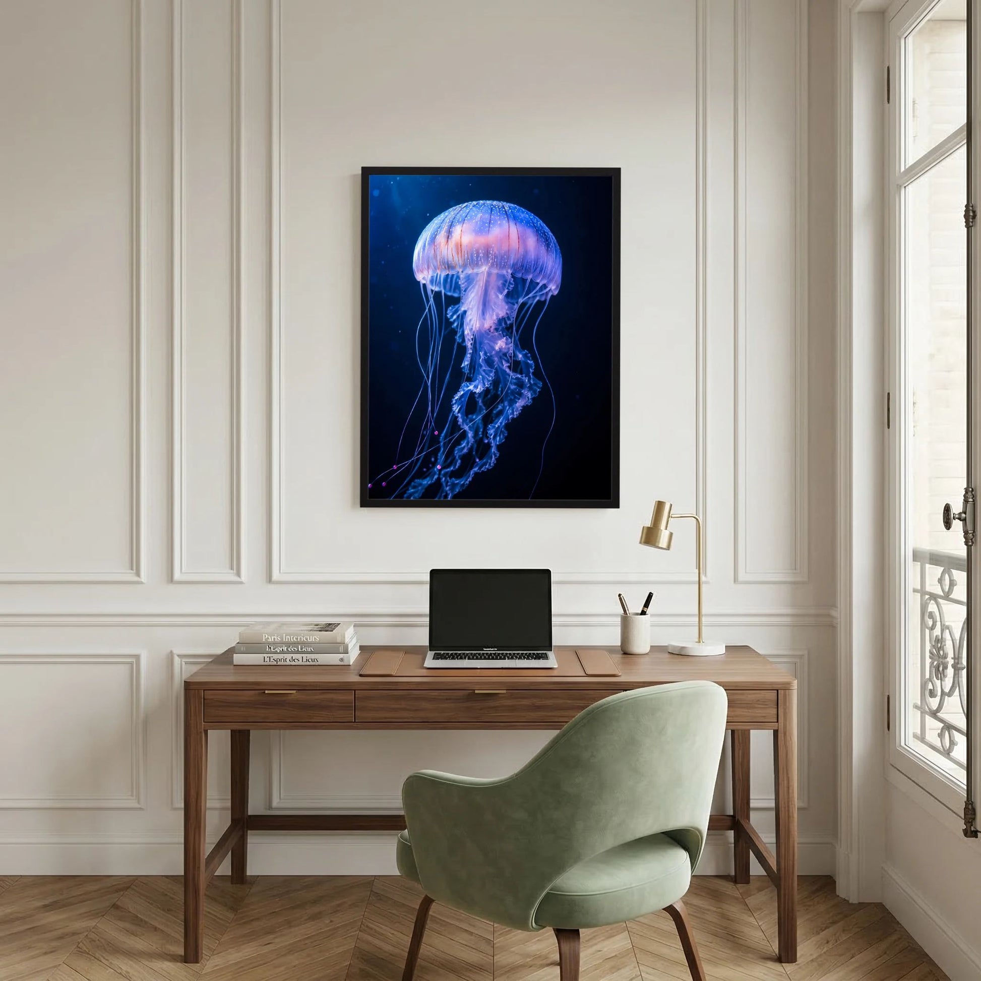 Poster mit leuchtender Qualle in Blau-Violett, quadratisch, im schwarzen Rahmen