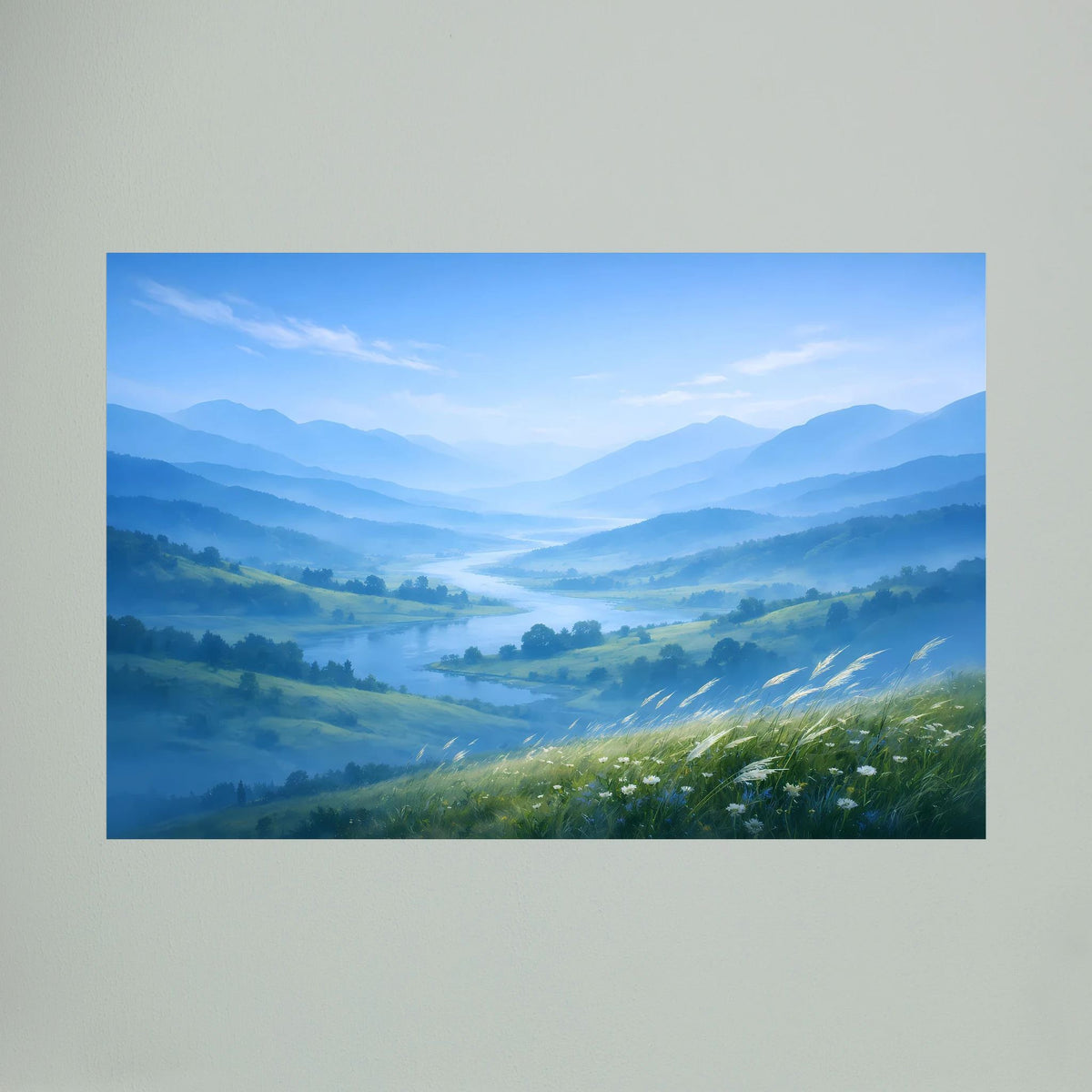 Querformatiges Wandbild mit Nebeltal und Bergketten, grüne Wiese und hellblauer Himmel