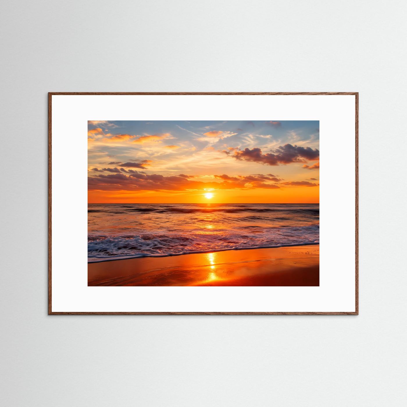 Poster im Querformat: Sonnenuntergang am Meer mit orangefarbenen Wellen, brauner Holzrahmen