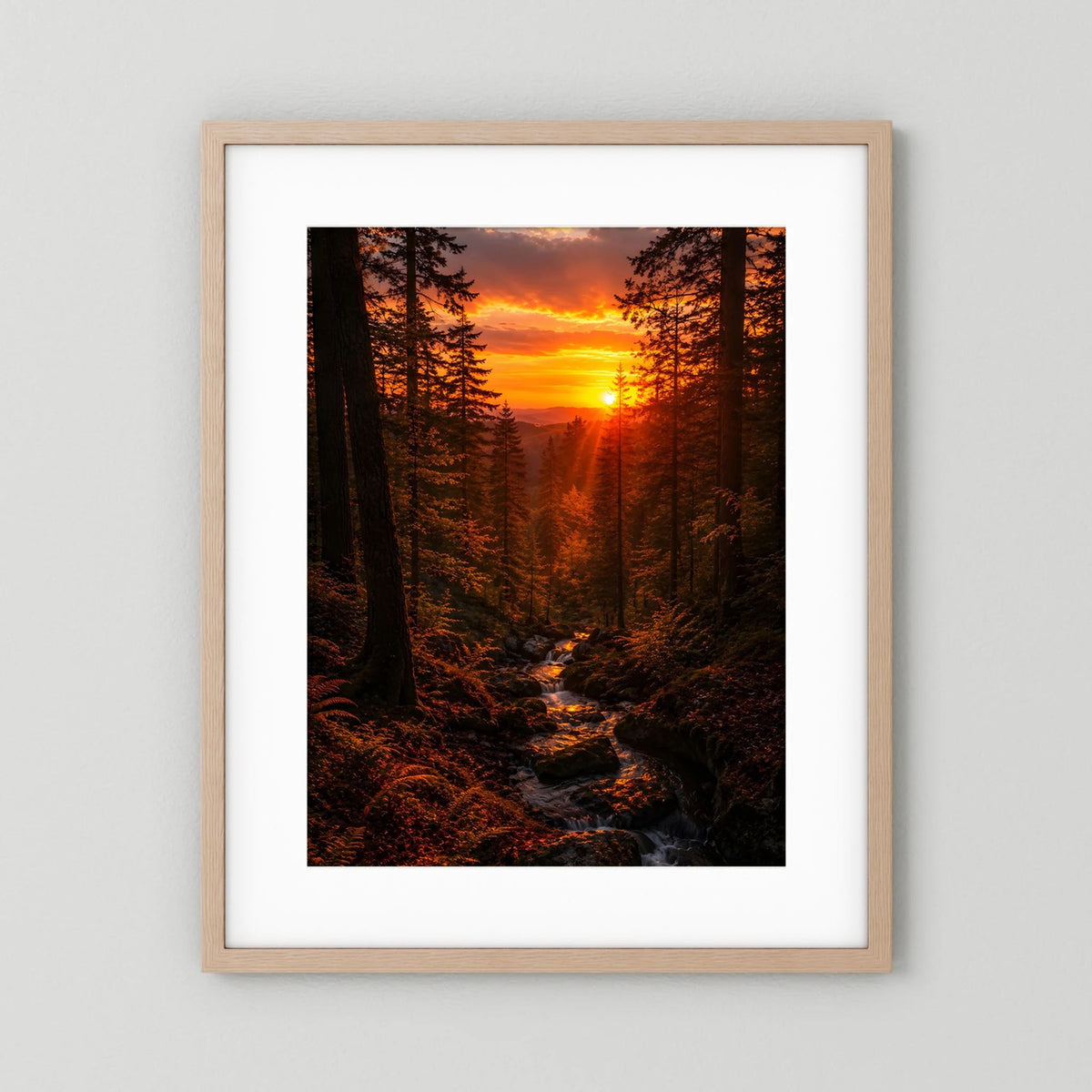 Hochformat-Poster mit Waldbach im Sonnenuntergang, Holzrahmen (hell) mit weißem Rand