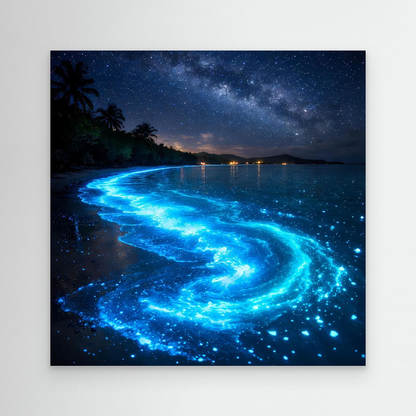 Leinwandbild Leuchtende Bucht mit blauem Biolumineszenz-Strand und schwarzem Rahmen