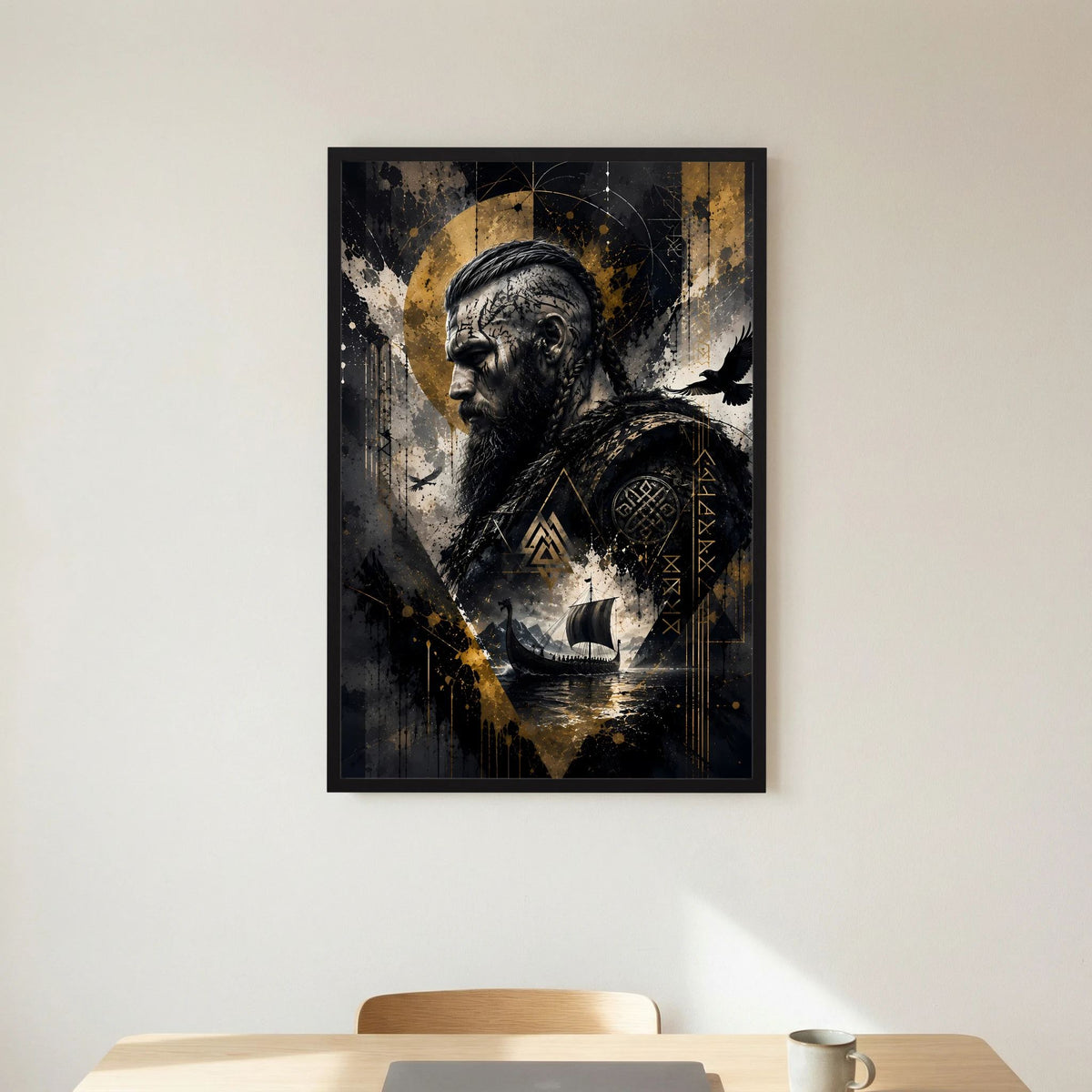 Wikinger-Krieger-Poster mit Bart, Raben und goldenen Runenornamenten im schwarzem Rahmen