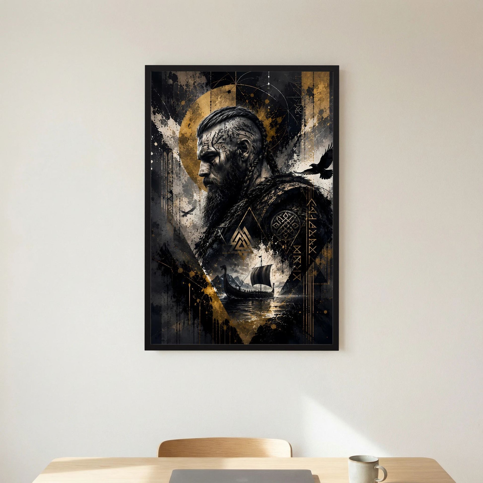 Wikinger-Krieger-Poster mit Bart, Raben und goldenen Runenornamenten im schwarzem Rahmen