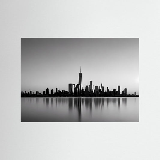 Poster im Querformat mit Schwarz-Weiß-Skyline und ruhiger Spiegelung im Wasser