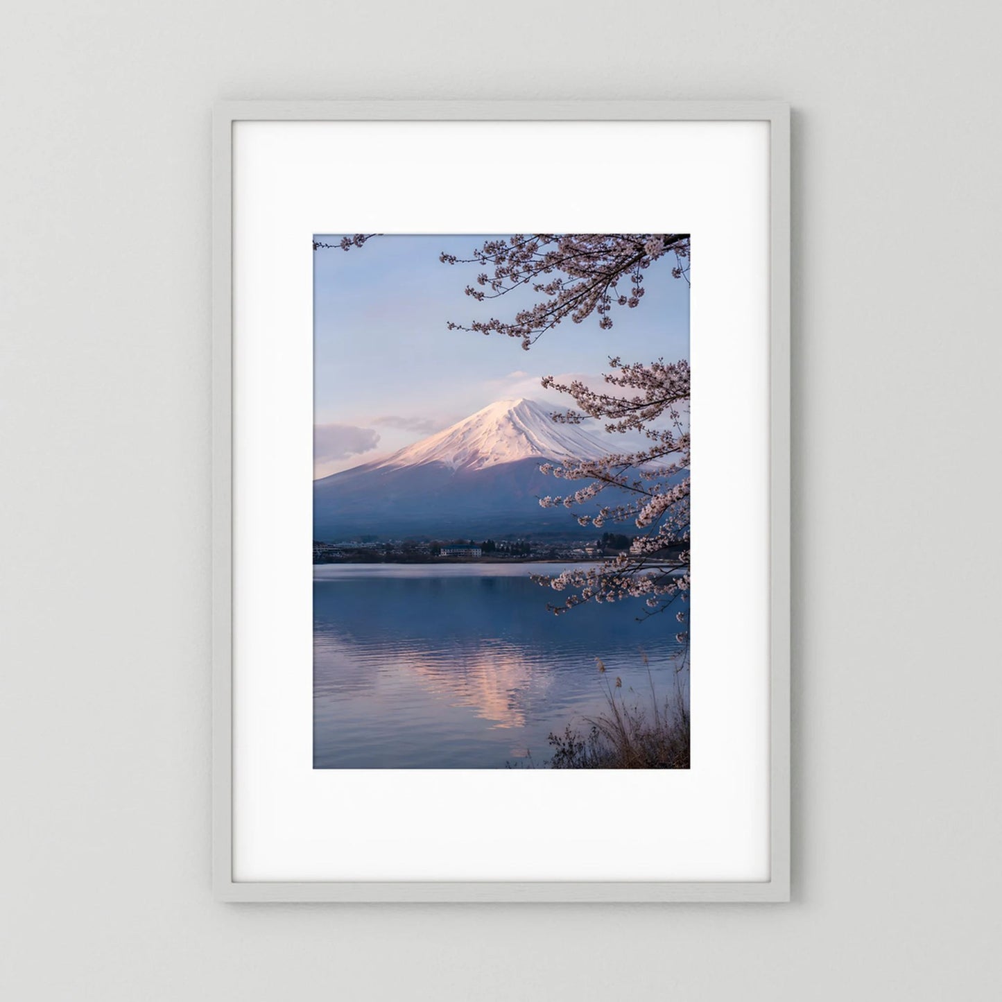 Hochformat-Kunstposter mit Mount Fuji und Kirschblüten am See, im weißen Rahmen