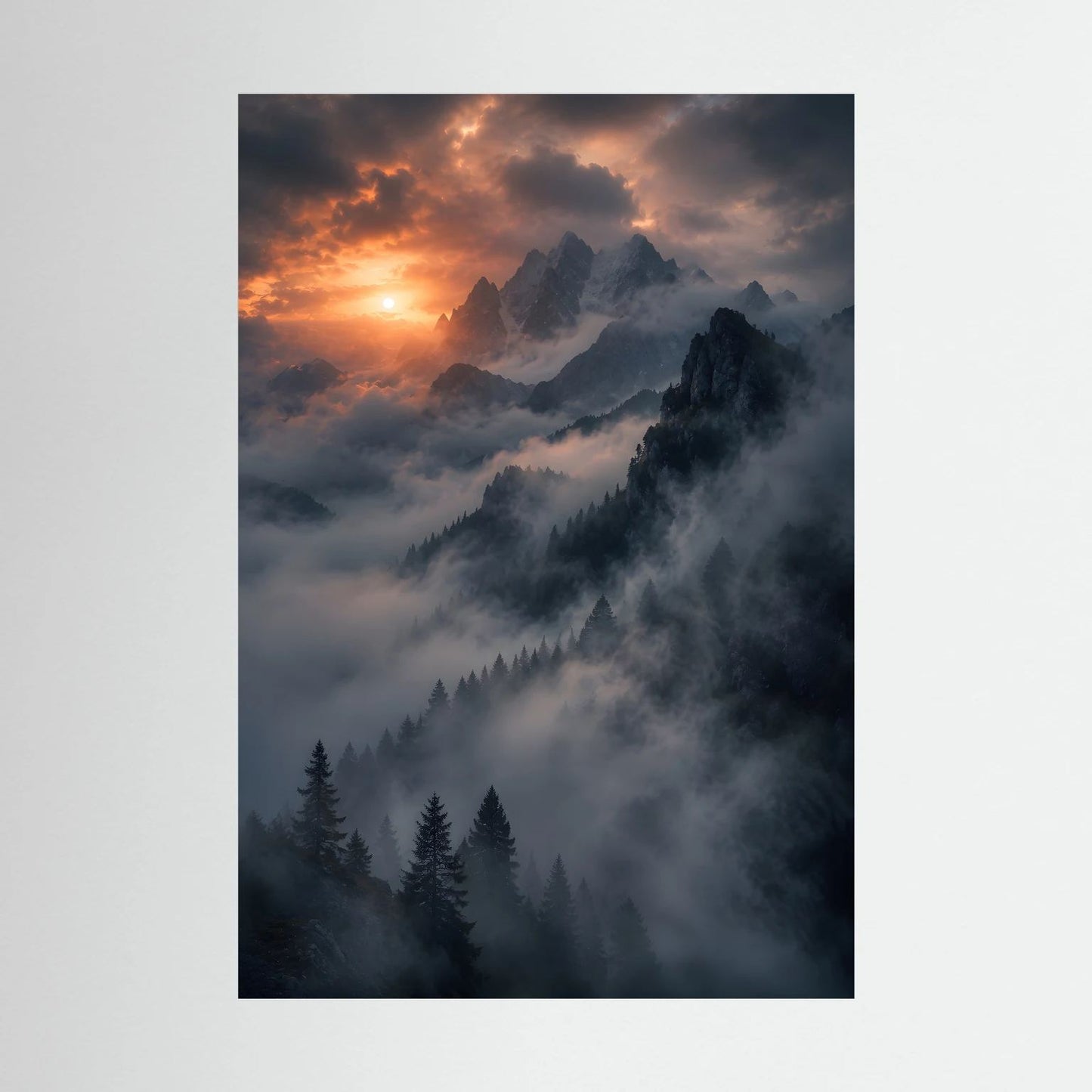 Hochformatiges Poster mit Berglandschaft im Nebel und aufgehender Sonne