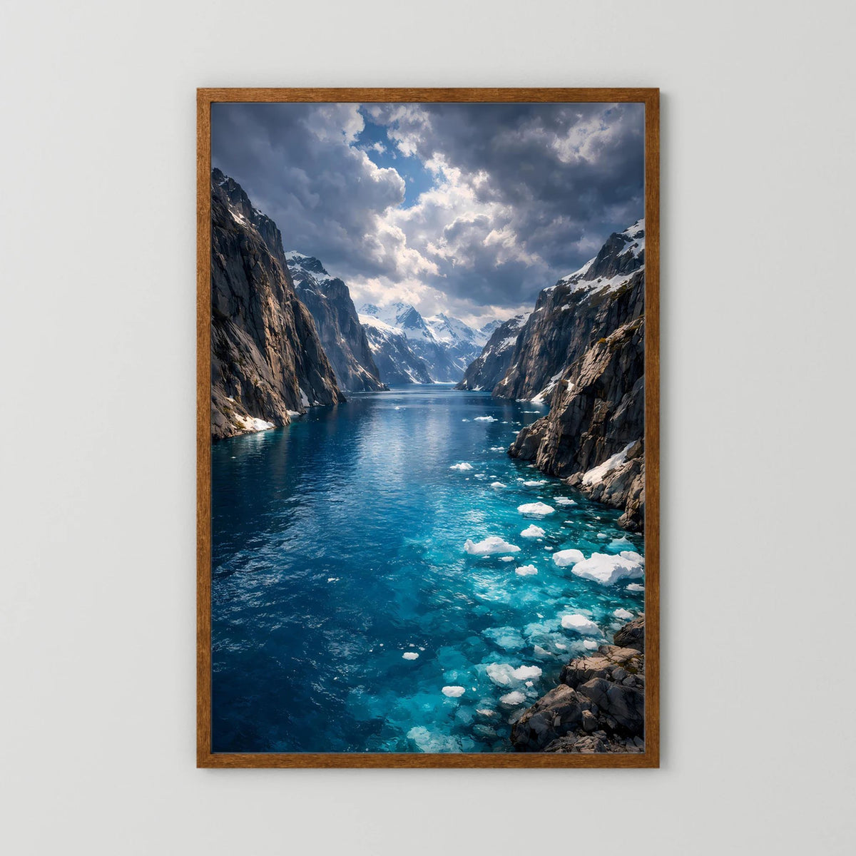 Poster im braunen Holzrahmen: Fjordlandschaft mit blauem Wasser und Treibeis