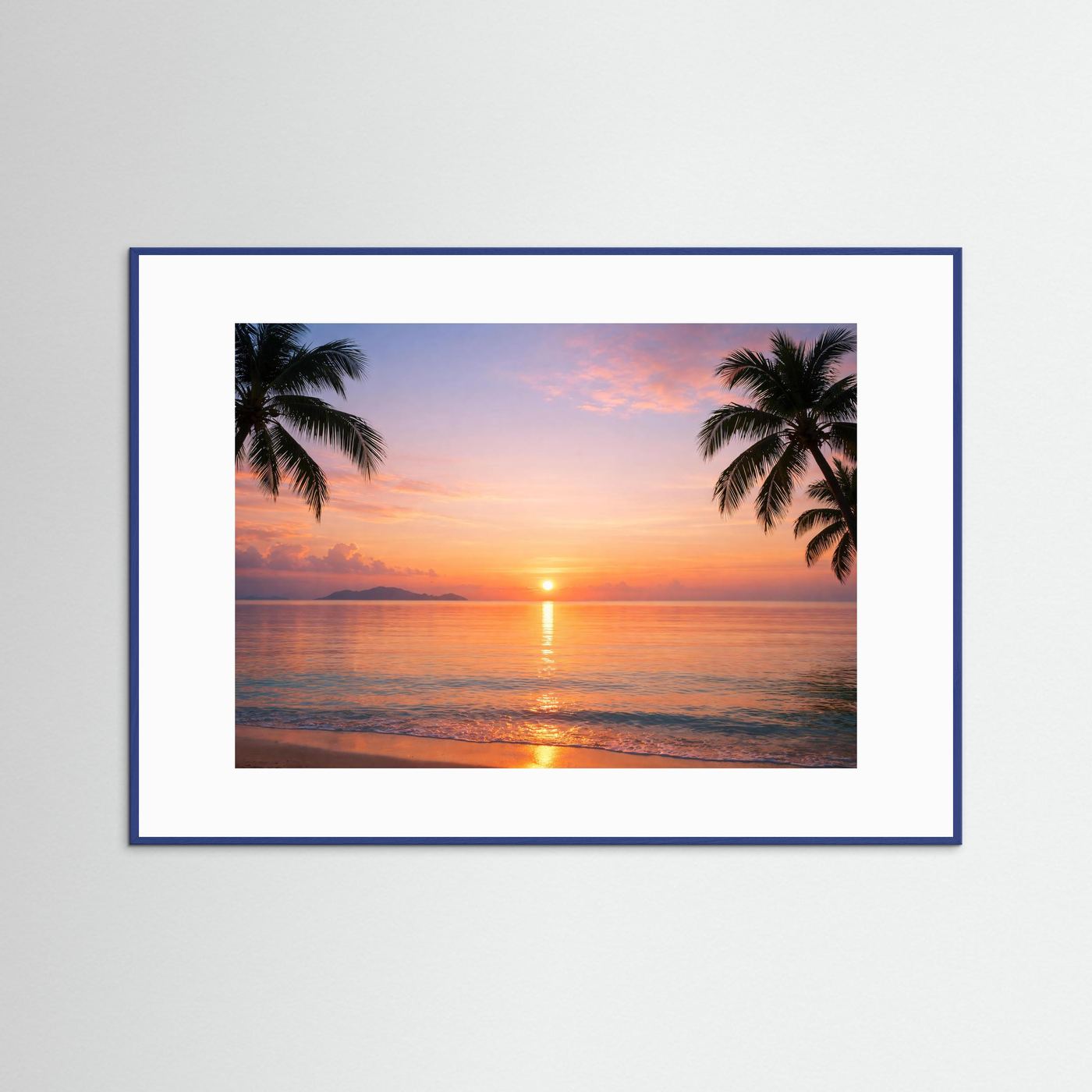 Panorama-Poster im blauen Rahmen mit Tropenstrand, Palmen und Sonnenuntergang am Meer