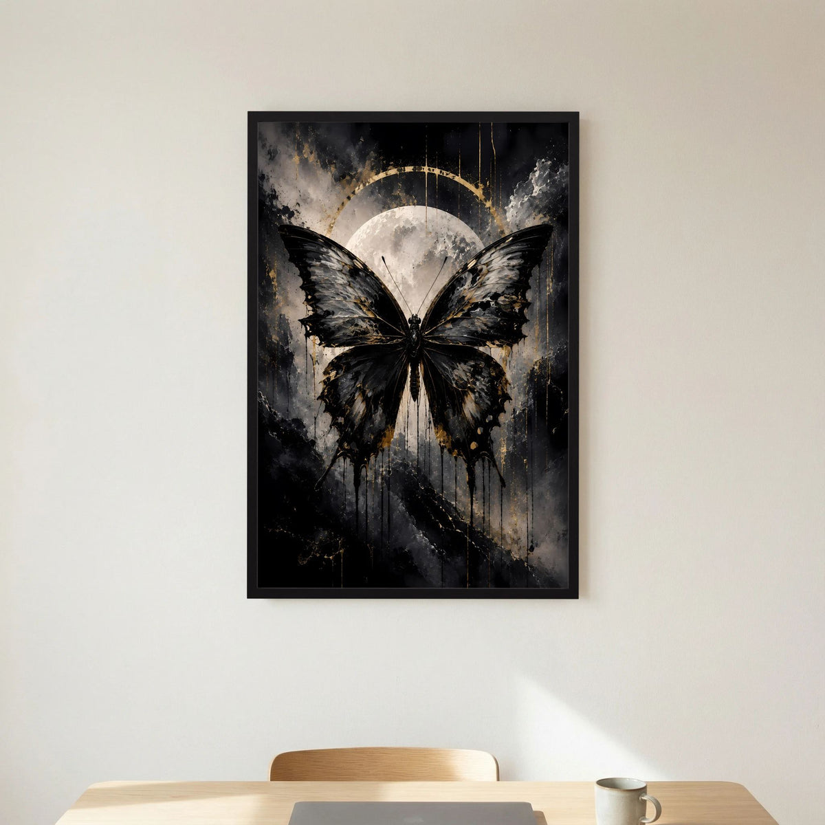 Poster im schwarzen Rahmen: schwarzer Schmetterling vor Mond mit goldenen Akzenten