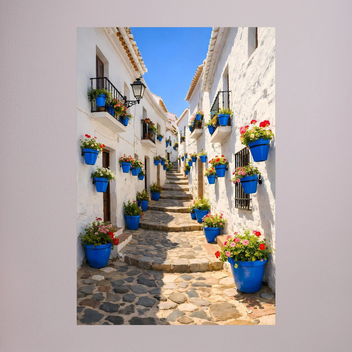 Hochformatiges Wandbild: schmale Gasse mit blauen Töpfen und roten Blüten