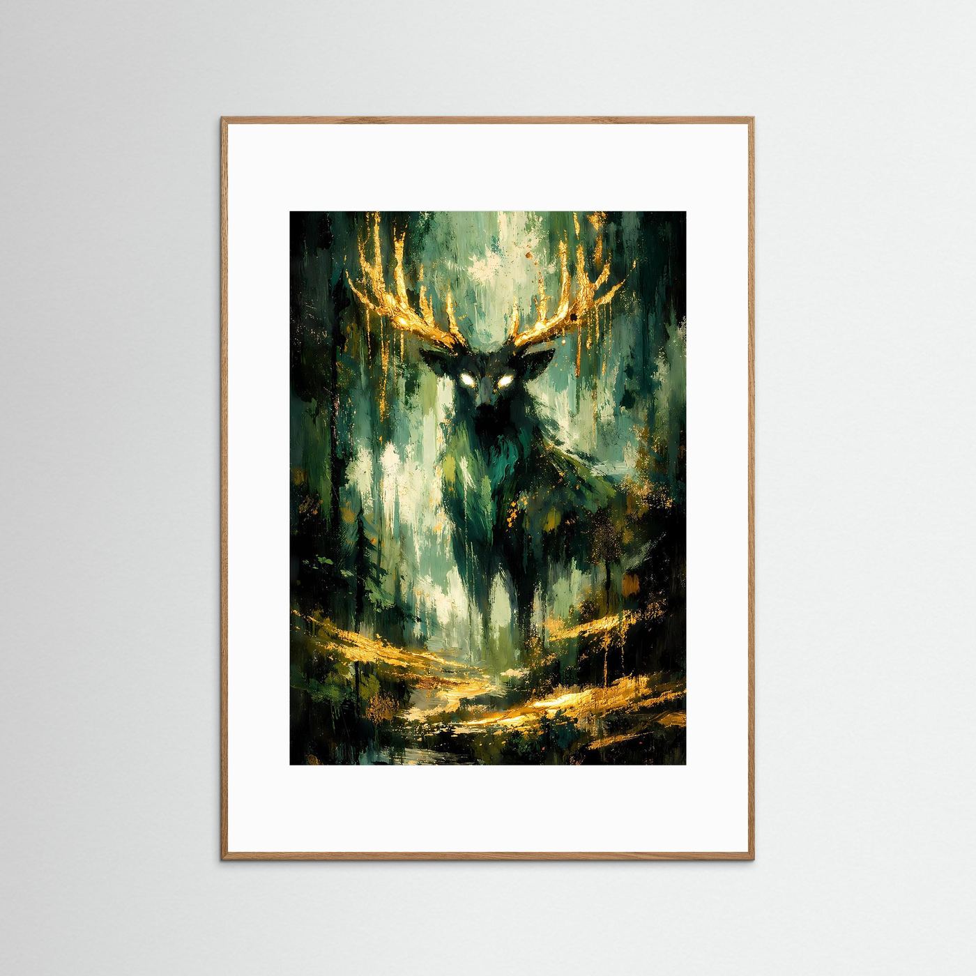 Hirsch-Kunstposter Hochformat mit hellem Holzrahmen, grünem Waldmotiv und goldenen Akzenten