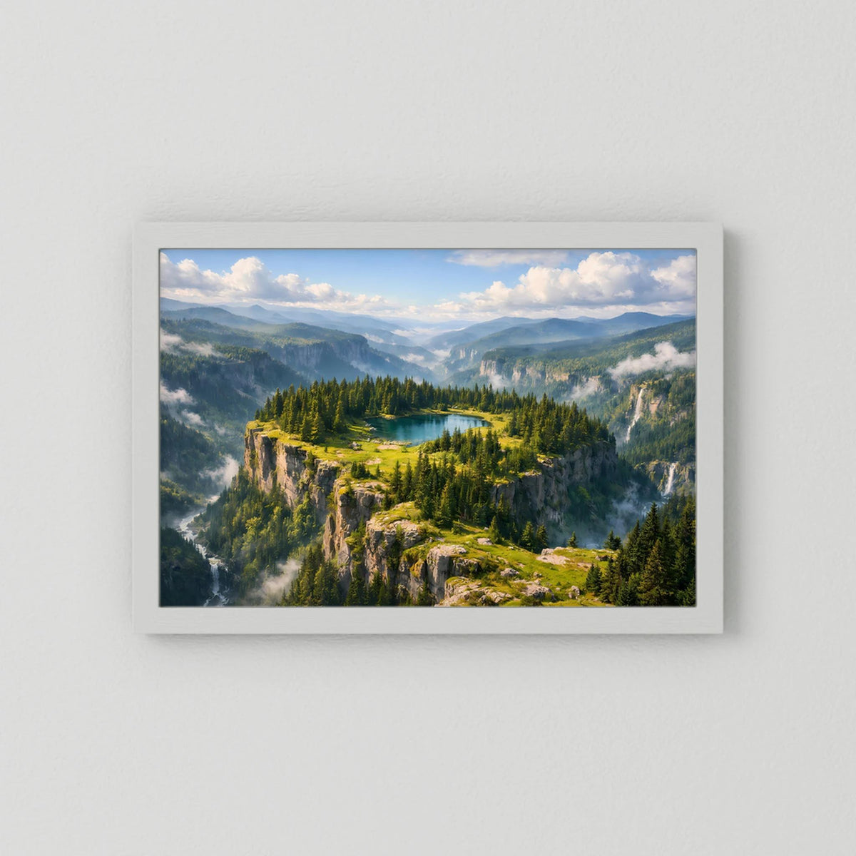 Querformatiges Wandbild mit weißem Passepartout: Bergsee, Nadelwald und Berge
