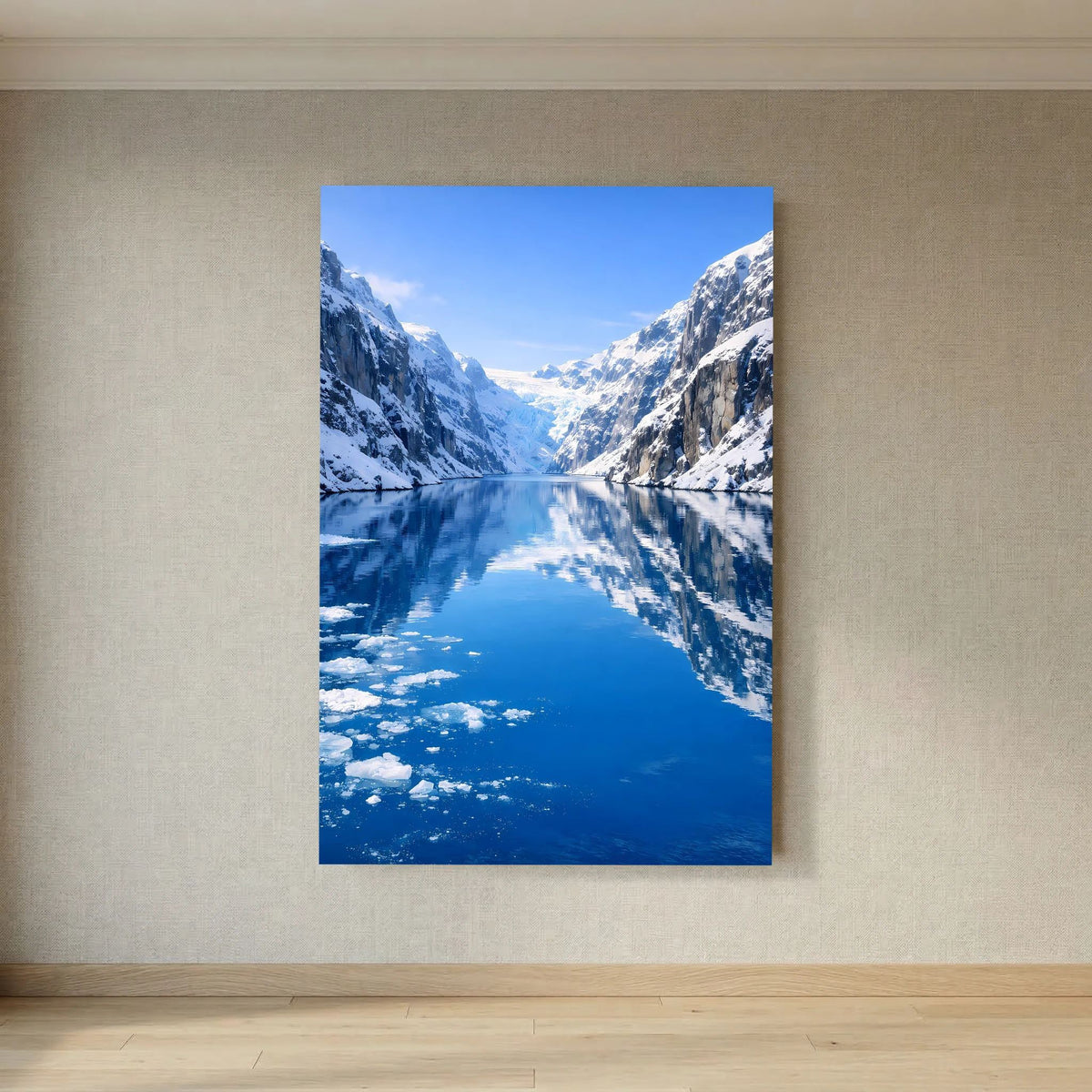Vertikales Wandbild mit tiefblauem Fjord, spiegelnder Gletscherlandschaft