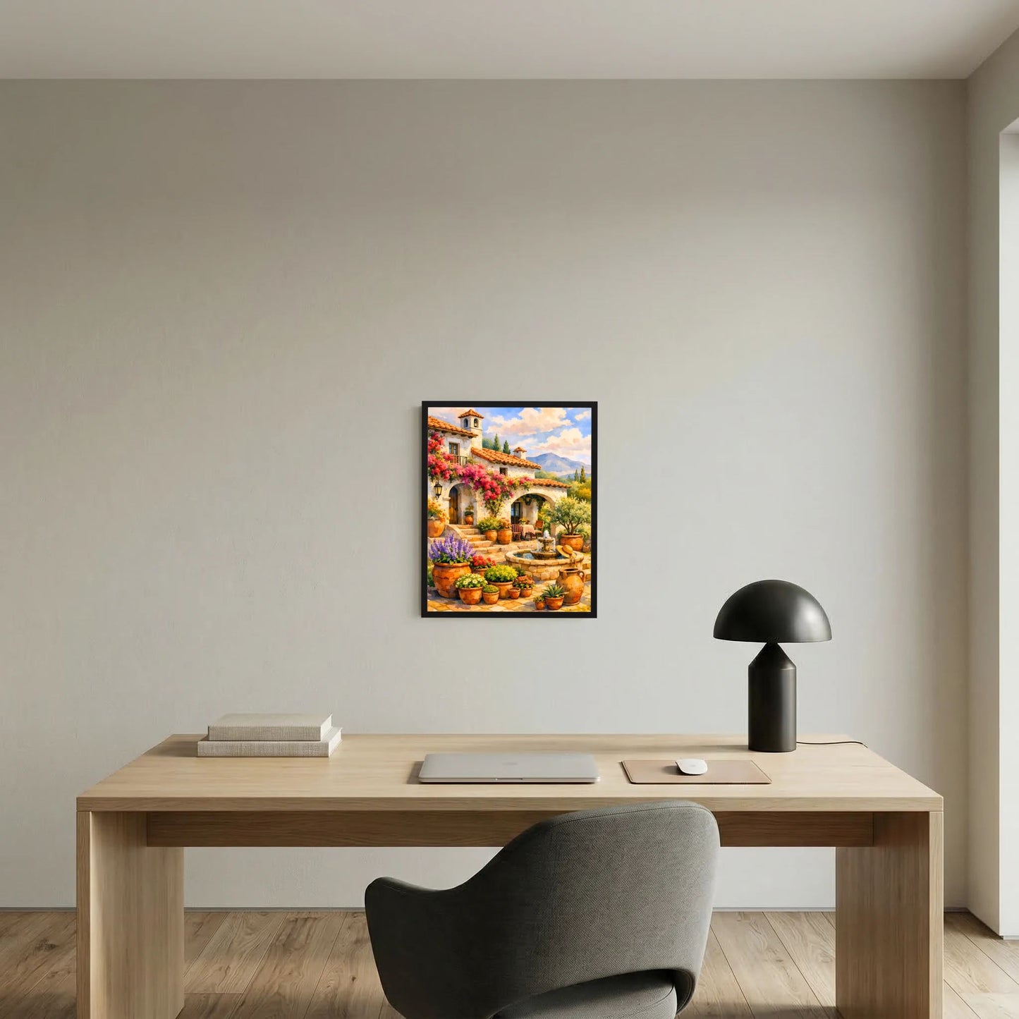 Hochformatiges Kunstposter mit mediterranem Innenhof, Blumen und Brunnen, schwarzer Rahmen