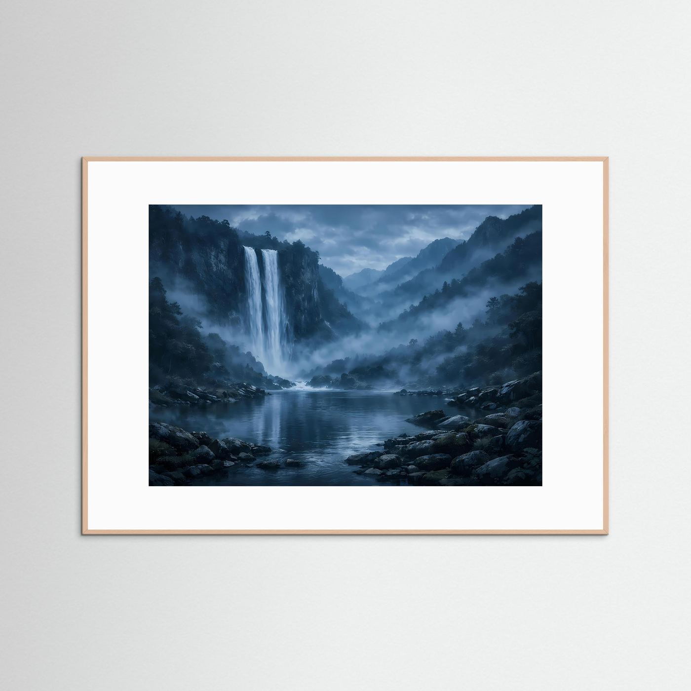 Wandbild mit Wasserfall im Nebelwald, Querformat, heller Holzrahmen