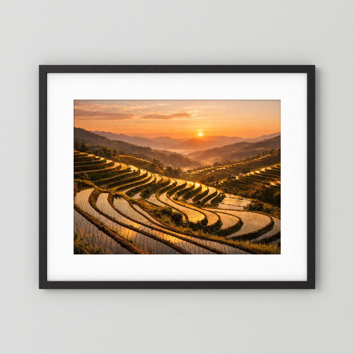 Wandbild im Querformat mit schwarzem Rahmen und weißem Rand, Reisterrassen bei Sonnenuntergang