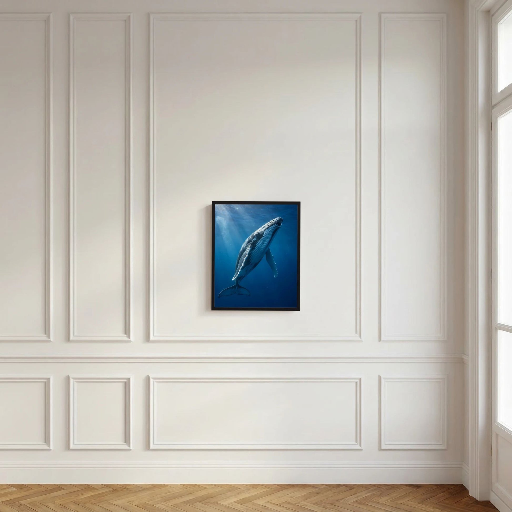 Wandposter mit Buckelwal unter Wasser, schwarzer Rahmen, blauer Hintergrund