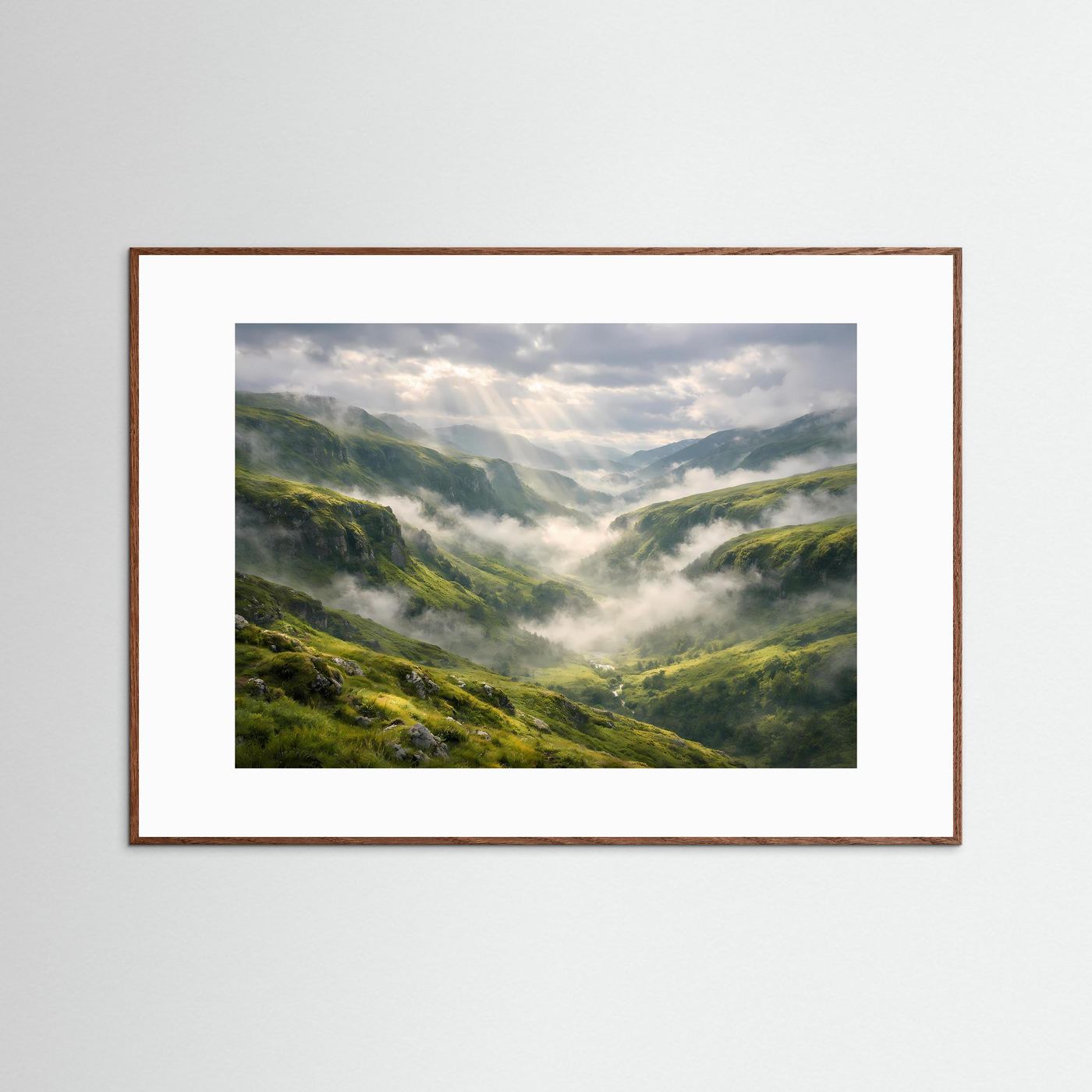 Panorama-Wandbild mit grünem Bergtal, Nebel und Sonnenstrahlen, dunkelbraun gerahmt