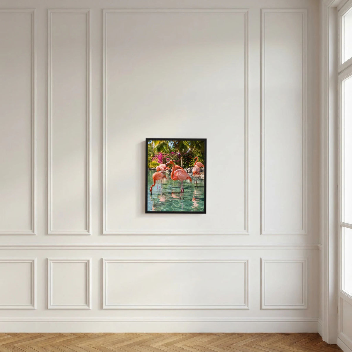 Wandposter im schwarzen Rahmen mit rosa Flamingos im tropischen Wasser und Blumen