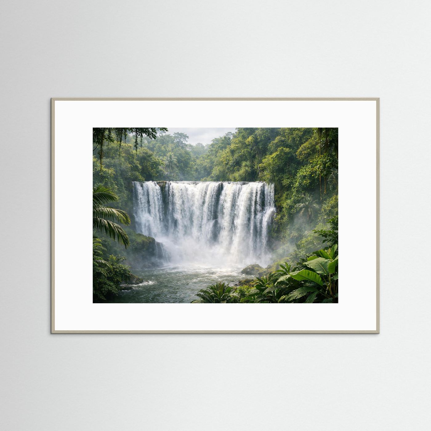 Naturposter mit Dschungel-Wasserfall, weißer Einfassung und hellbraunem Rahmen im Querformat