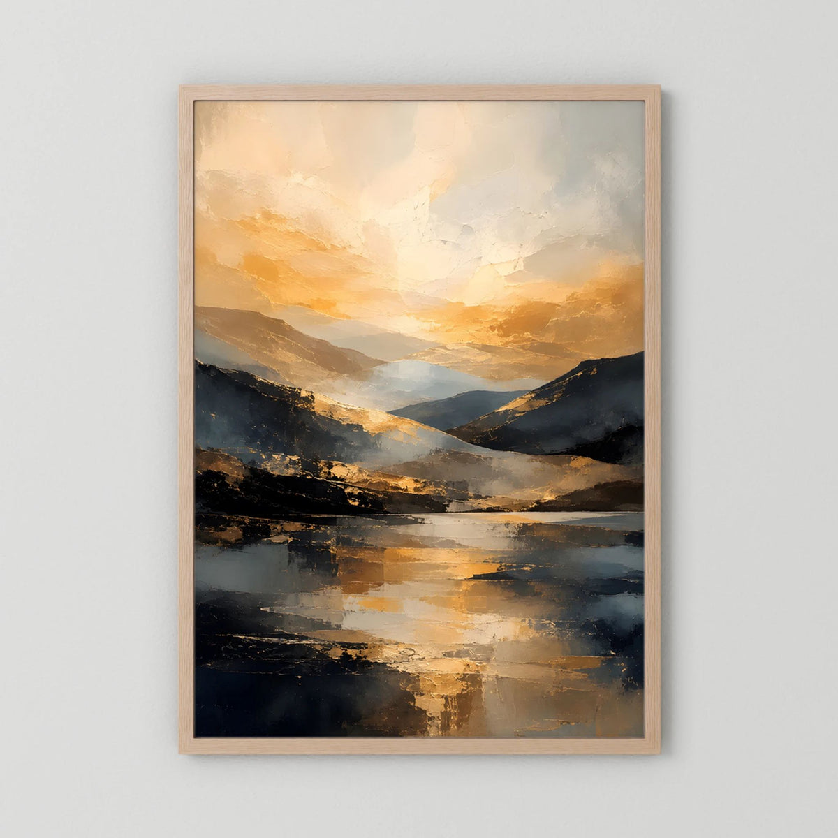Kunstposter im hellen Holzrahmen, abstrakte Landschaft mit Gold-, Schwarz- und Creme-Tönen, hochformat