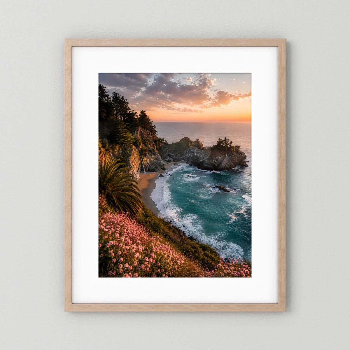 Kunstposter Hochformat mit Holzrahmen: Felsküste mit türkisblauem Meer, Blumen, Sonnenuntergang