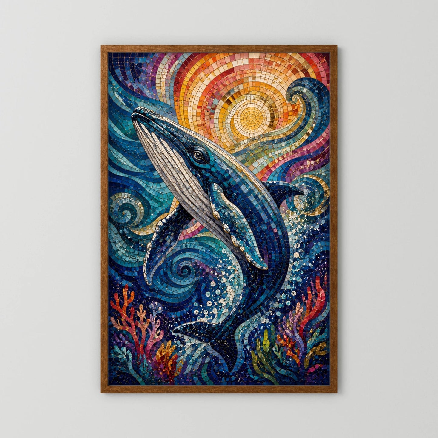 Poster mit Delfin-Mosaik in Blau, runde Sonne und Korallen, Hochformat, Holzrahmen nah