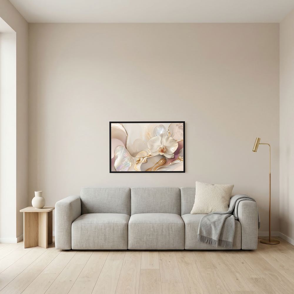 Wandbild im Querformat: weiße Orchidee mit Perlmutt und Gold-Akzenten im schwarzen Rahmen