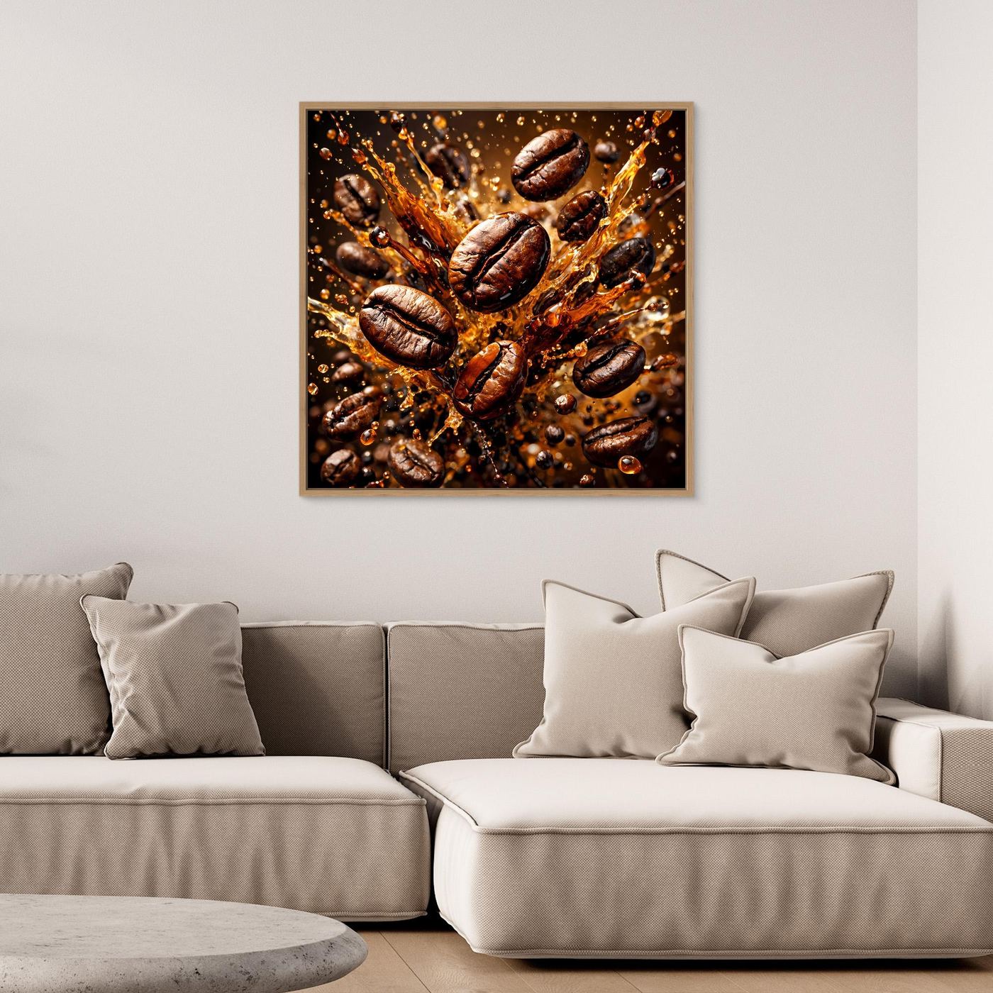 Quadratisches Leinwandbild mit Kaffeebohnen-Splash, dunkler Braunton mit goldenen Sprenkeln.