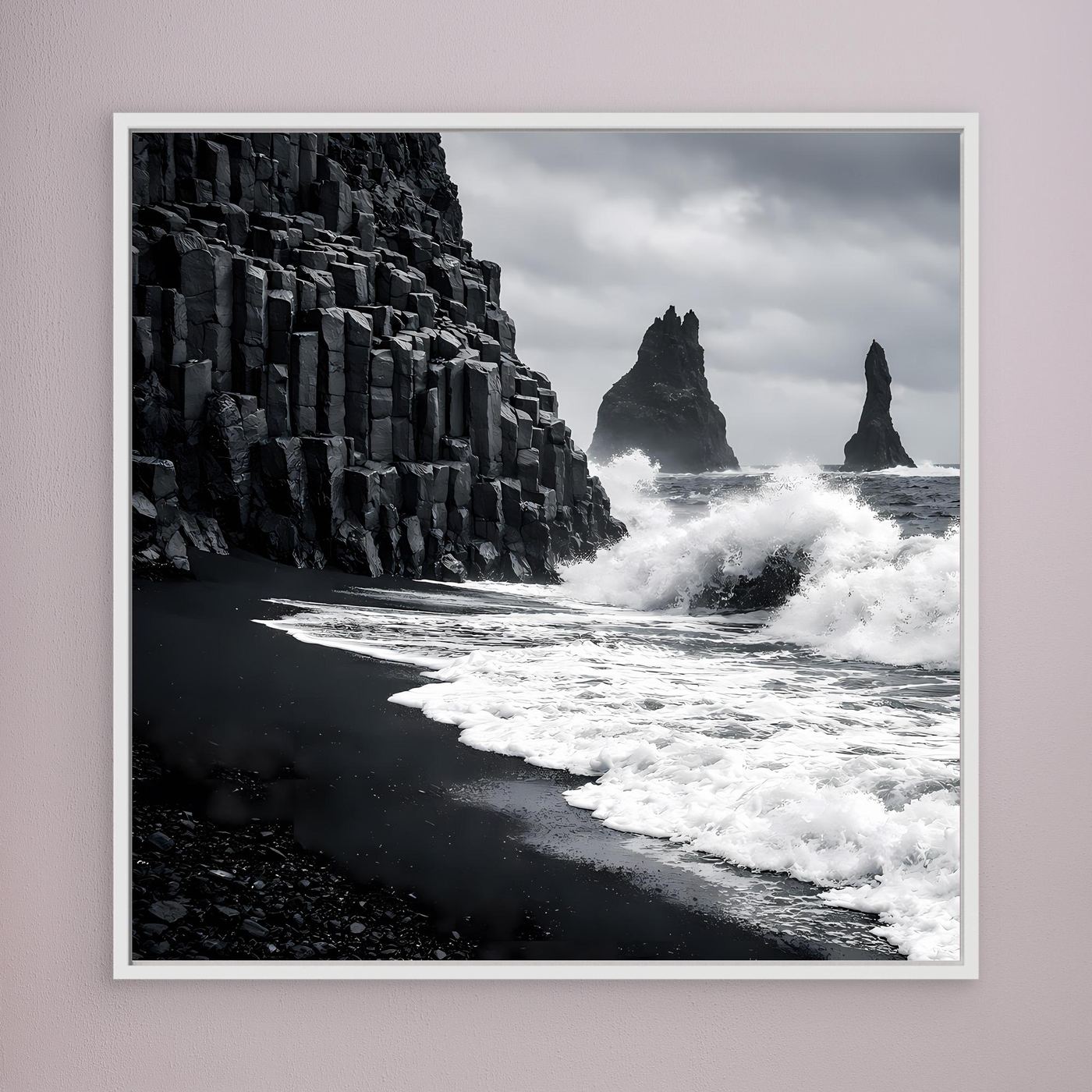 Leinwandbild mit schwarz-weißem Strand und Felsnadeln, weiß gerahmt