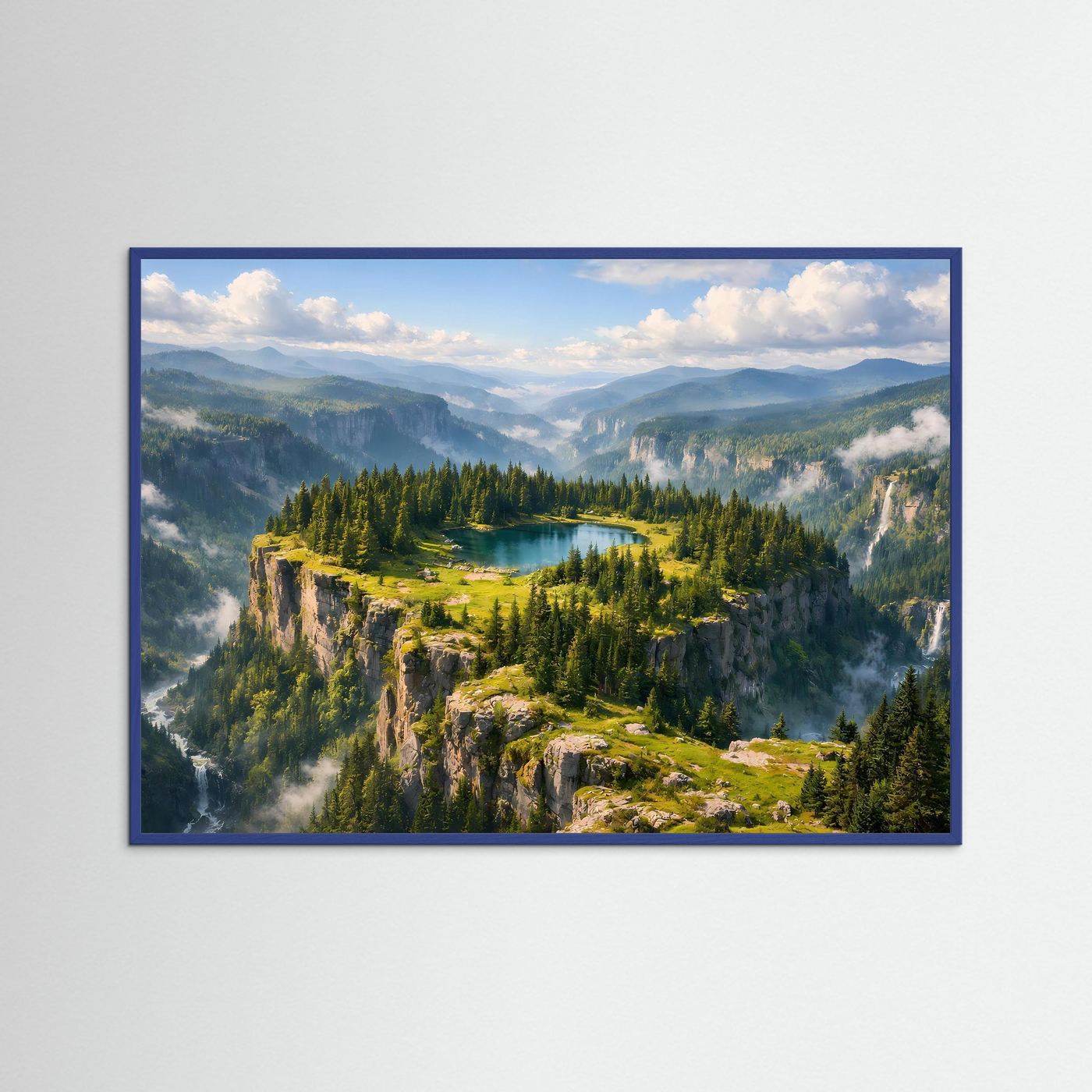 Bergsee-Poster mit Felsplateau und Tannenwald, türkisfarbener See