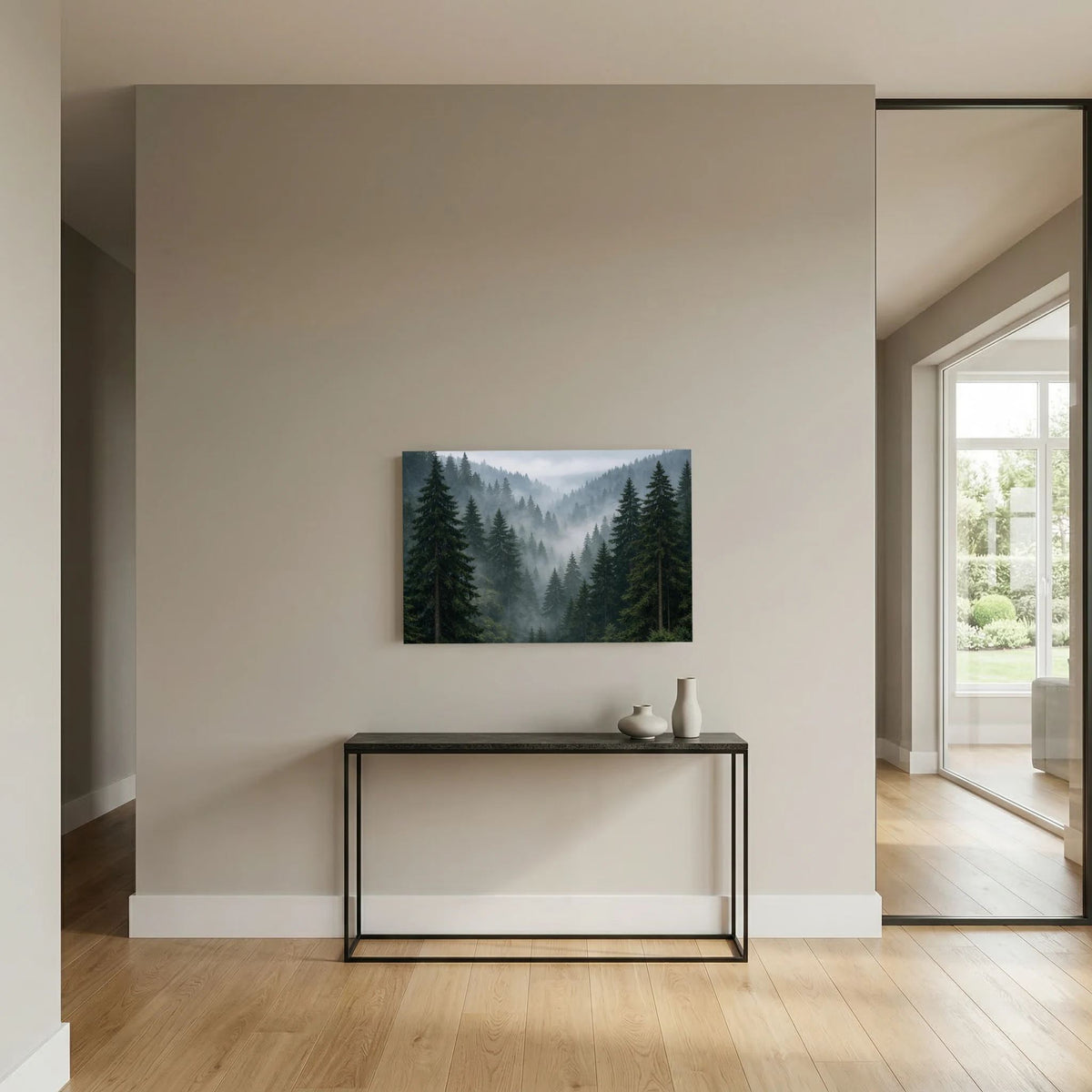 Querformatiges Wandbild mit Tannenwald im Nebel, dichte Baumreihen und graue Sichttiefe