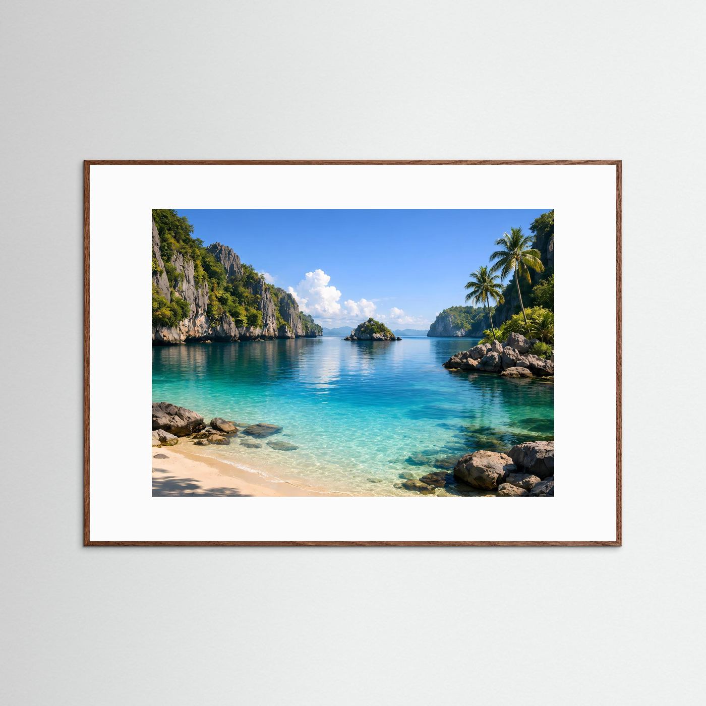 Querformat-Poster mit tropischer Bucht, Palmen und türkisfarbenem Strand im braunen Holzrahmen