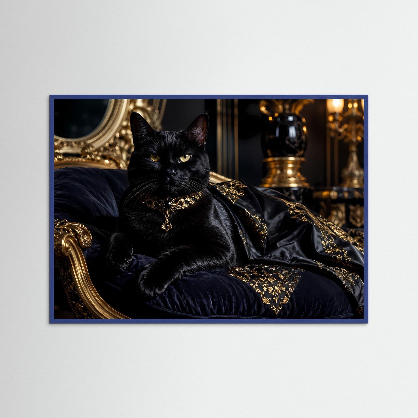 Majestätische schwarze Katze mit goldenem Schmuck | Luxus Tierporträt & Eleganz Poster