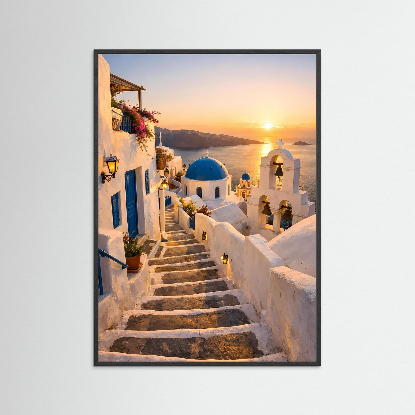 Leinwandbild Santorini mit schwarzem Rahmen: Treppe, blaue Kuppel, Sonne über Meer